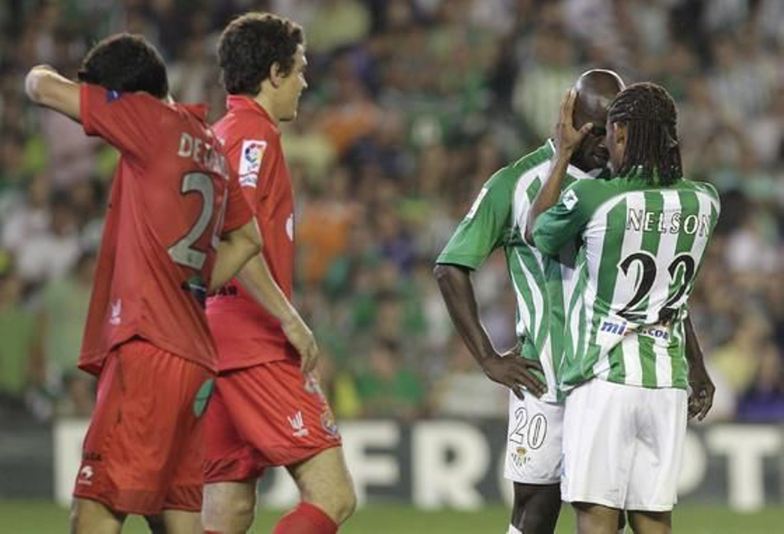 El Betis vuelve a meterse de lleno en la pelea por el ascenso tras ganar a la Real Sociedad. / Antonio Pizarro