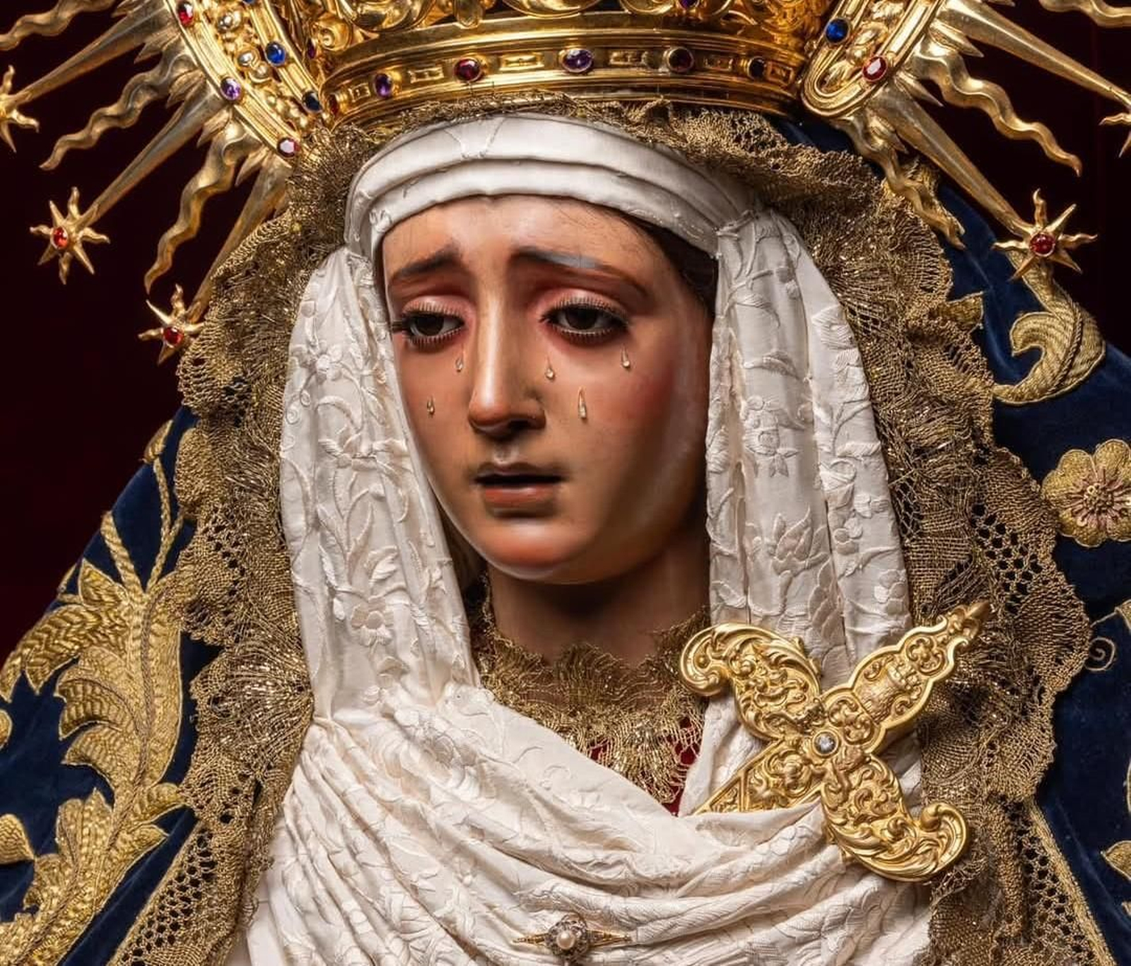 Primer plano de la Virgen de Montserrat.