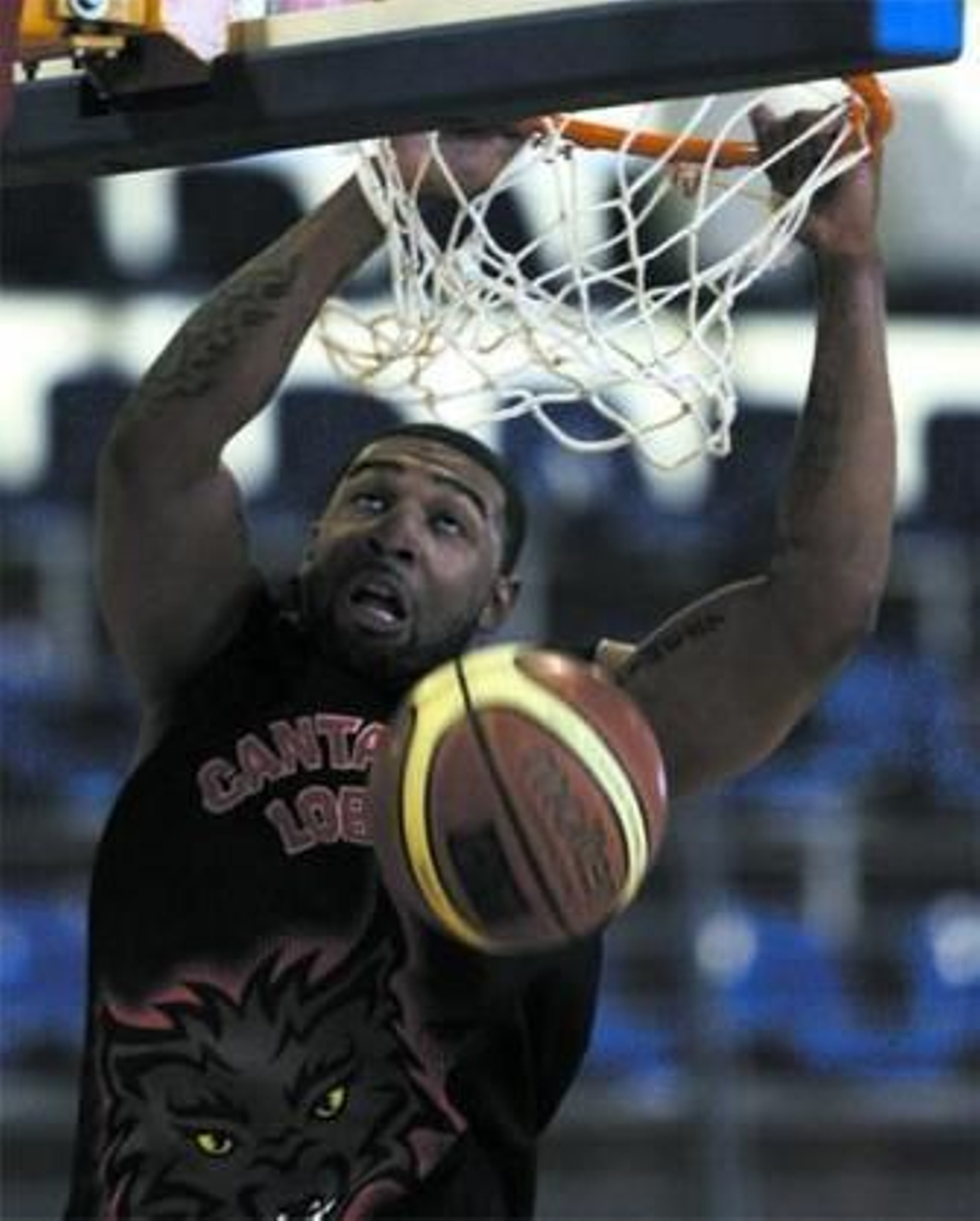 El nuevo jugador onubense, haciendo un mate con su anterior equipo.