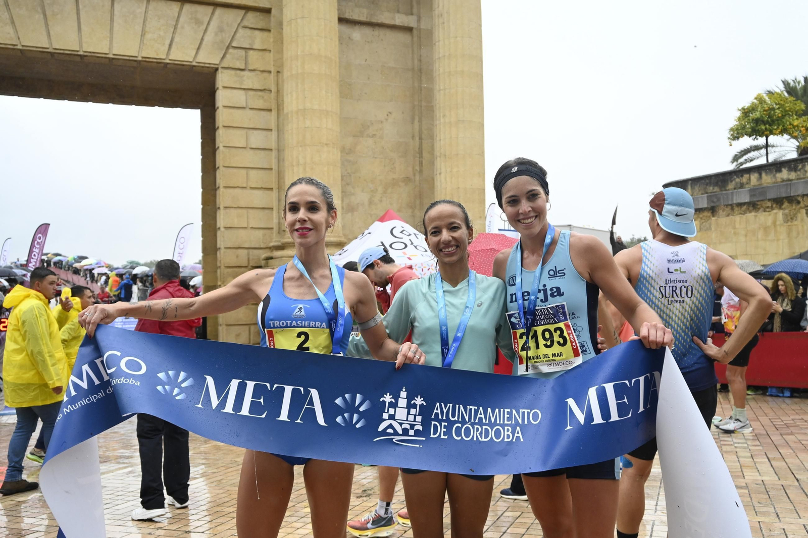 Emoción en la Puerta del Puente: las fotos de la línea de meta en la Media Maratón de Córdoba 2025