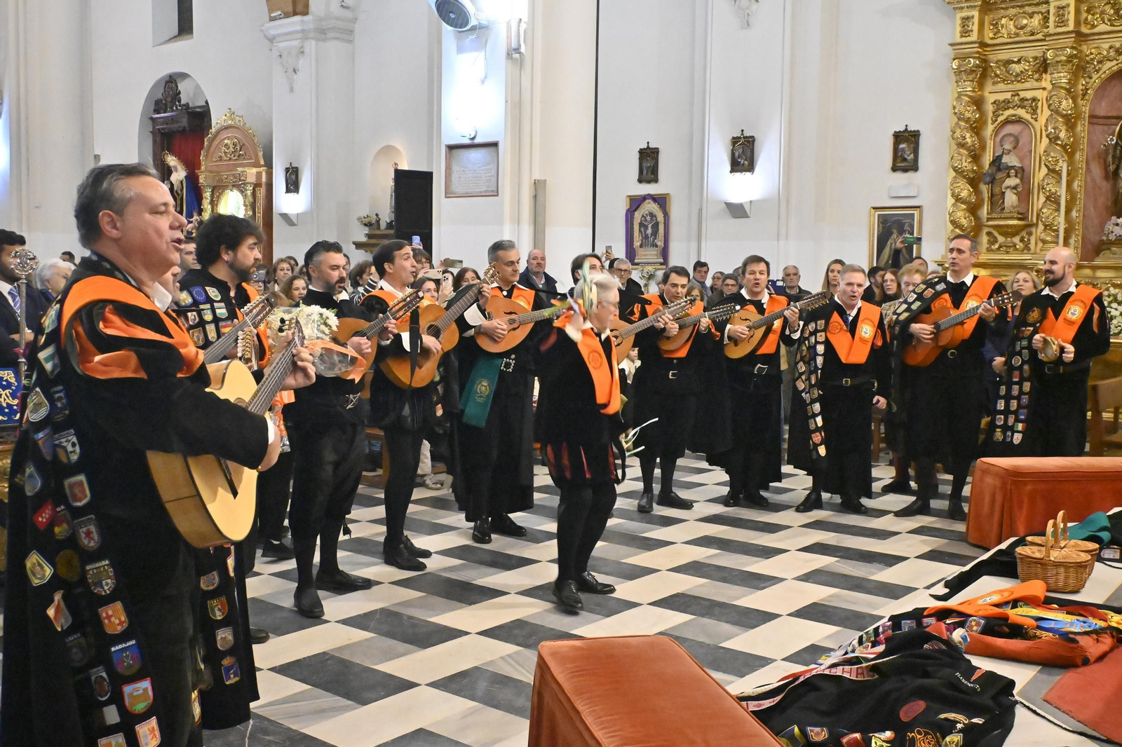 Imágenes de la tradicional tuna de empresariales tocando en el monumento de la Inmaculada