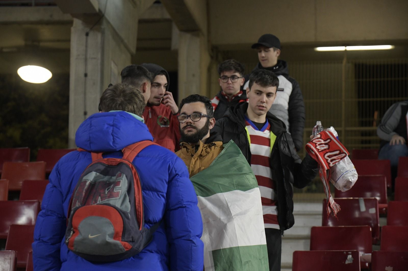 Aficionados del Granada accediendo a la grada.