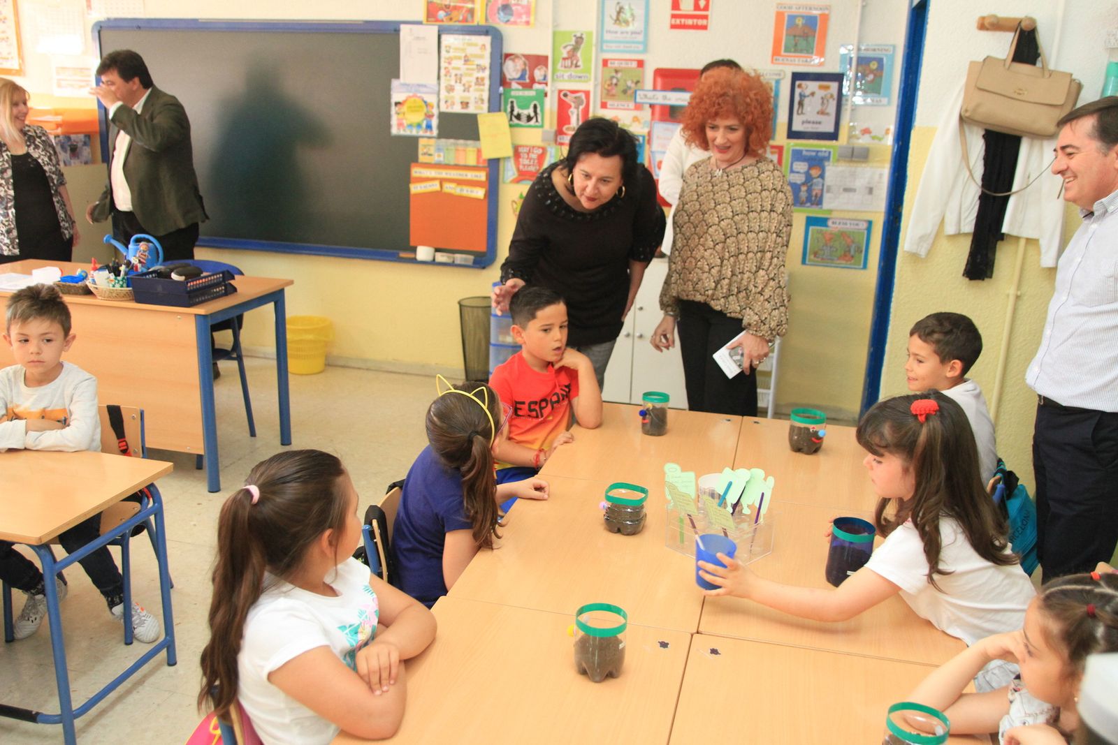 Imágenes de la plantación de árboles llevada a cabo en el colegio Los Rosales, con motivo del incendio del año pasado