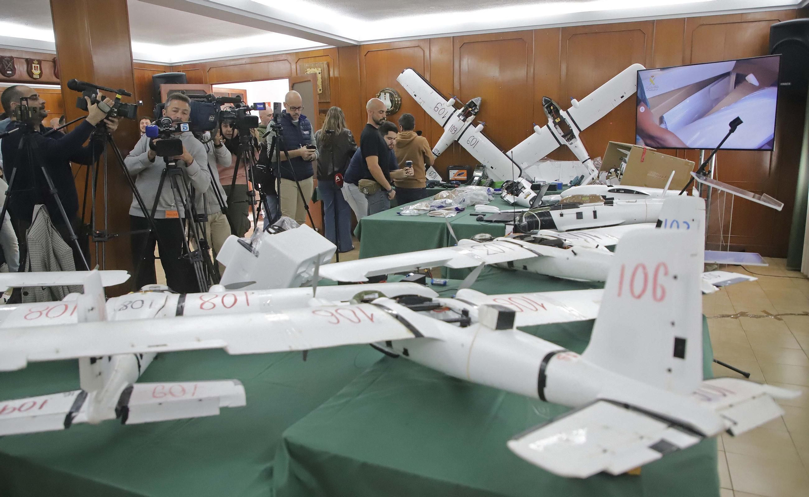 Fotos de los drones de largo alcance para introducir hachís en España desde Marruecos incautados por la Guardia Civil en Algeciras