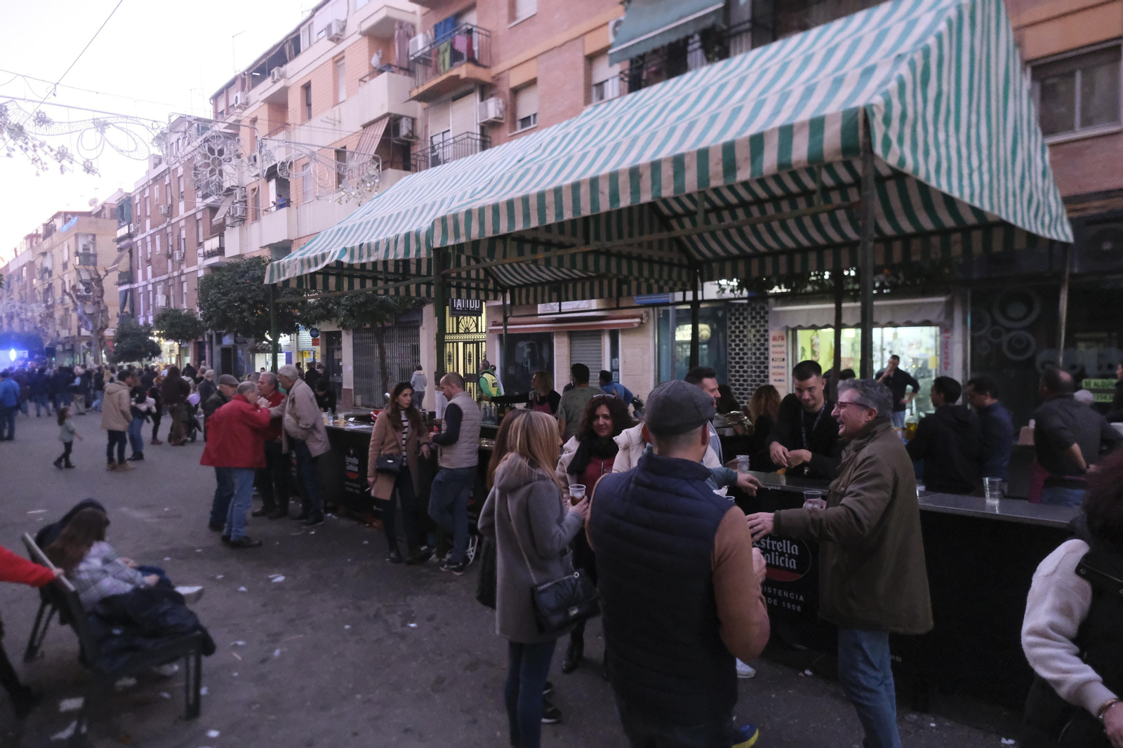 Gente se agolpa en las barras para comer y beber.