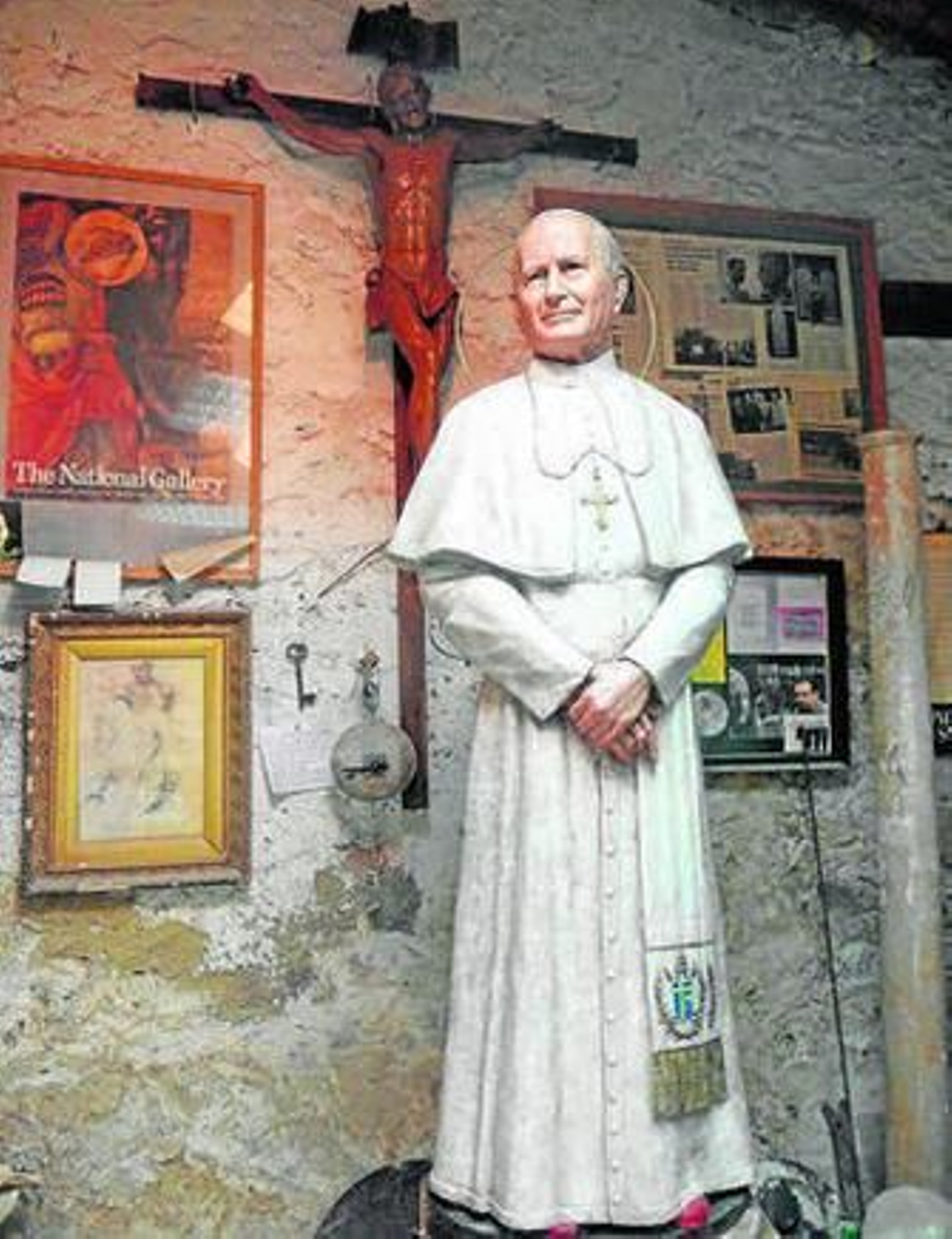 La imagen de Juan Pablo II, el artista trabajando en la escultura y un detalle de la talla.