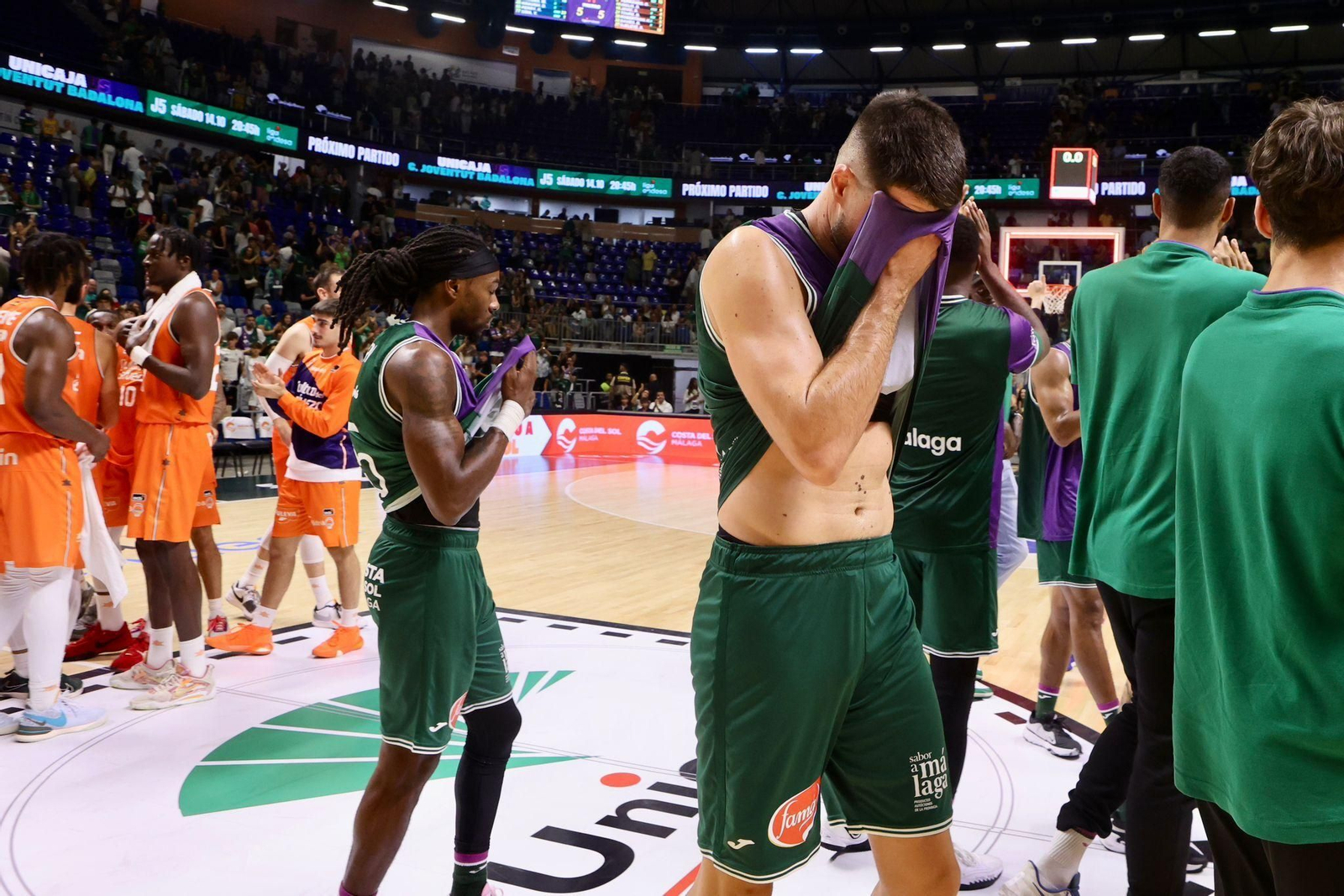 Los jugadores del Unicaja se lamentan tras el partido. Los jugadores del Unicaja se lamentan tras el partido.