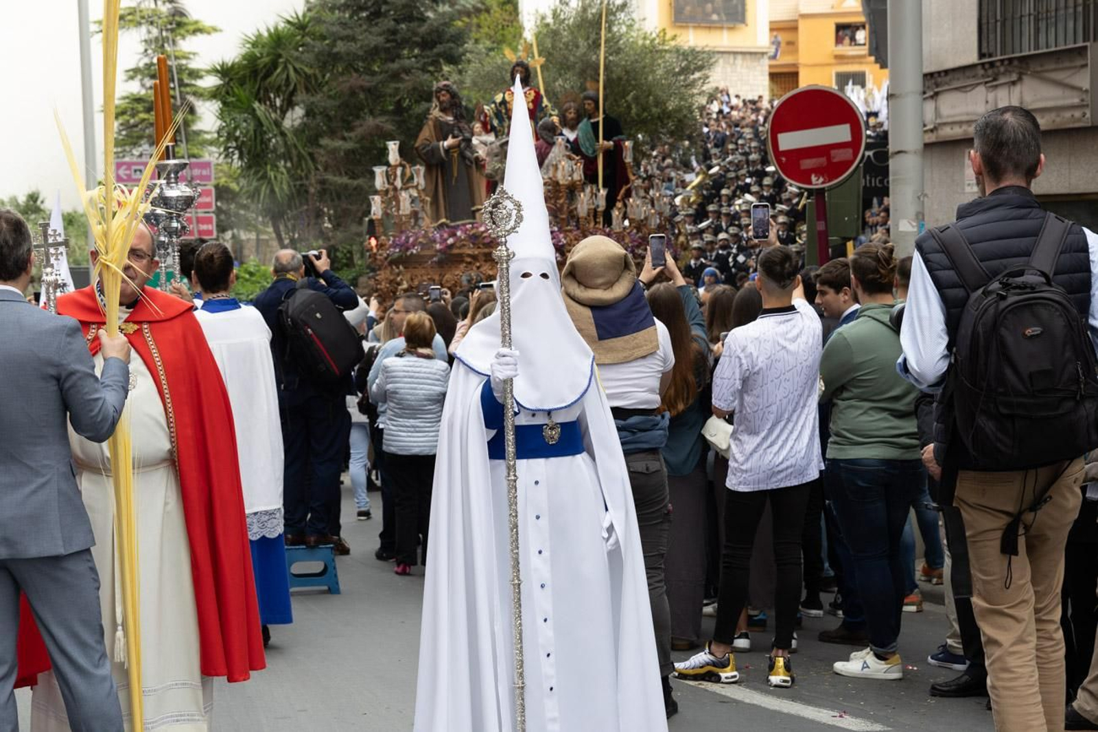 Los jiennenses se echan a la calle para presenciar la primera de las procesiones de la jornada: la Borriquilla (I)