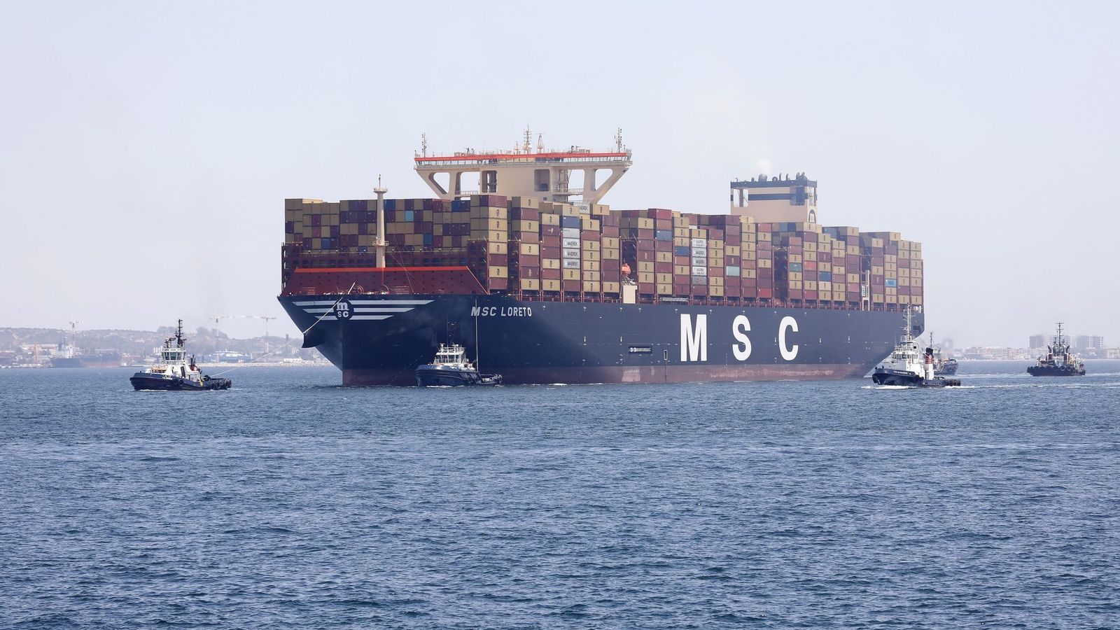 Un portacontenedores de la naviera MSC llega al Puerto de Algeciras. Un portacontenedores de la naviera MSC llega al Puerto de Algeciras.