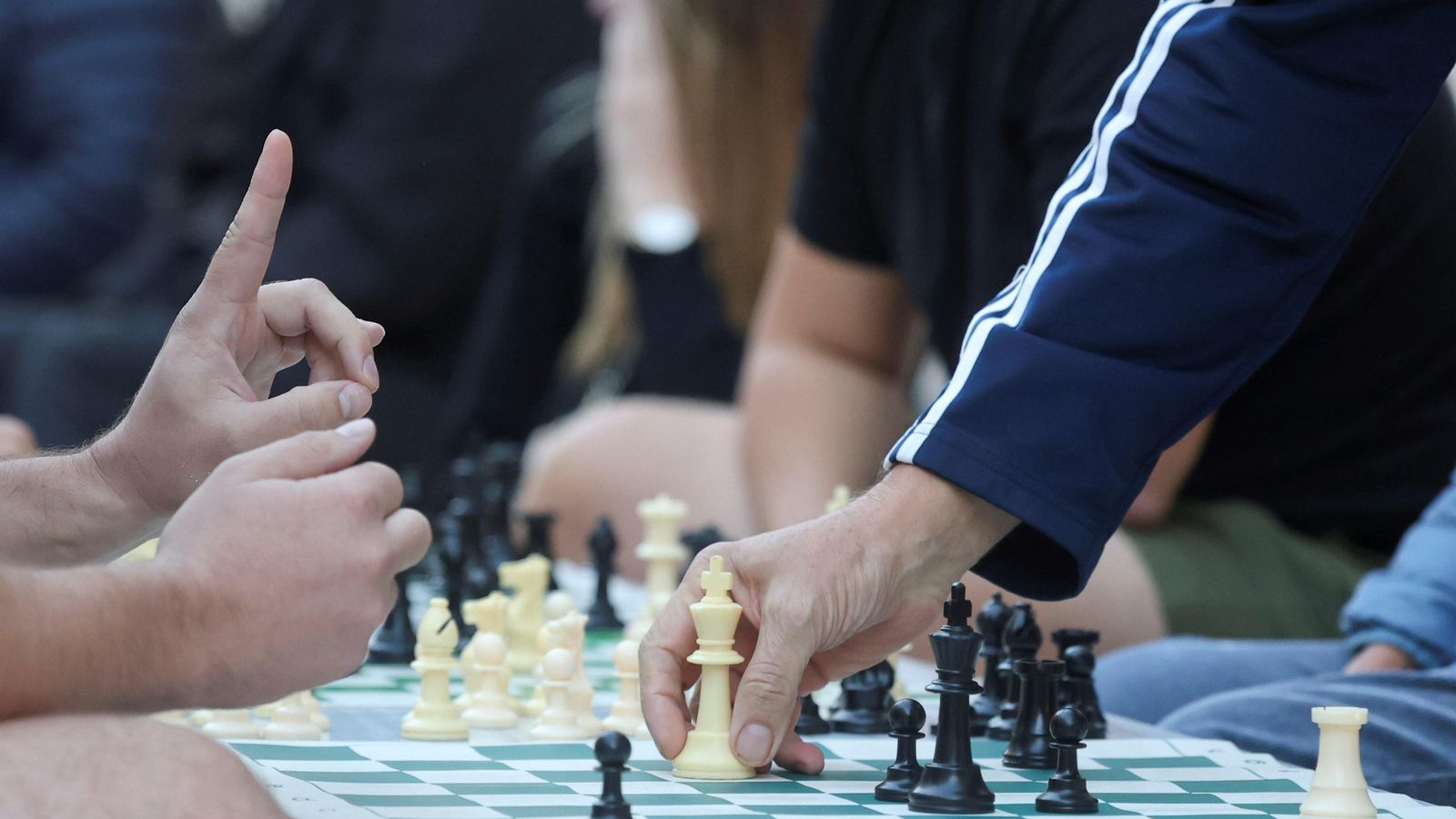 Uno de los jugadores moviendo el rey.