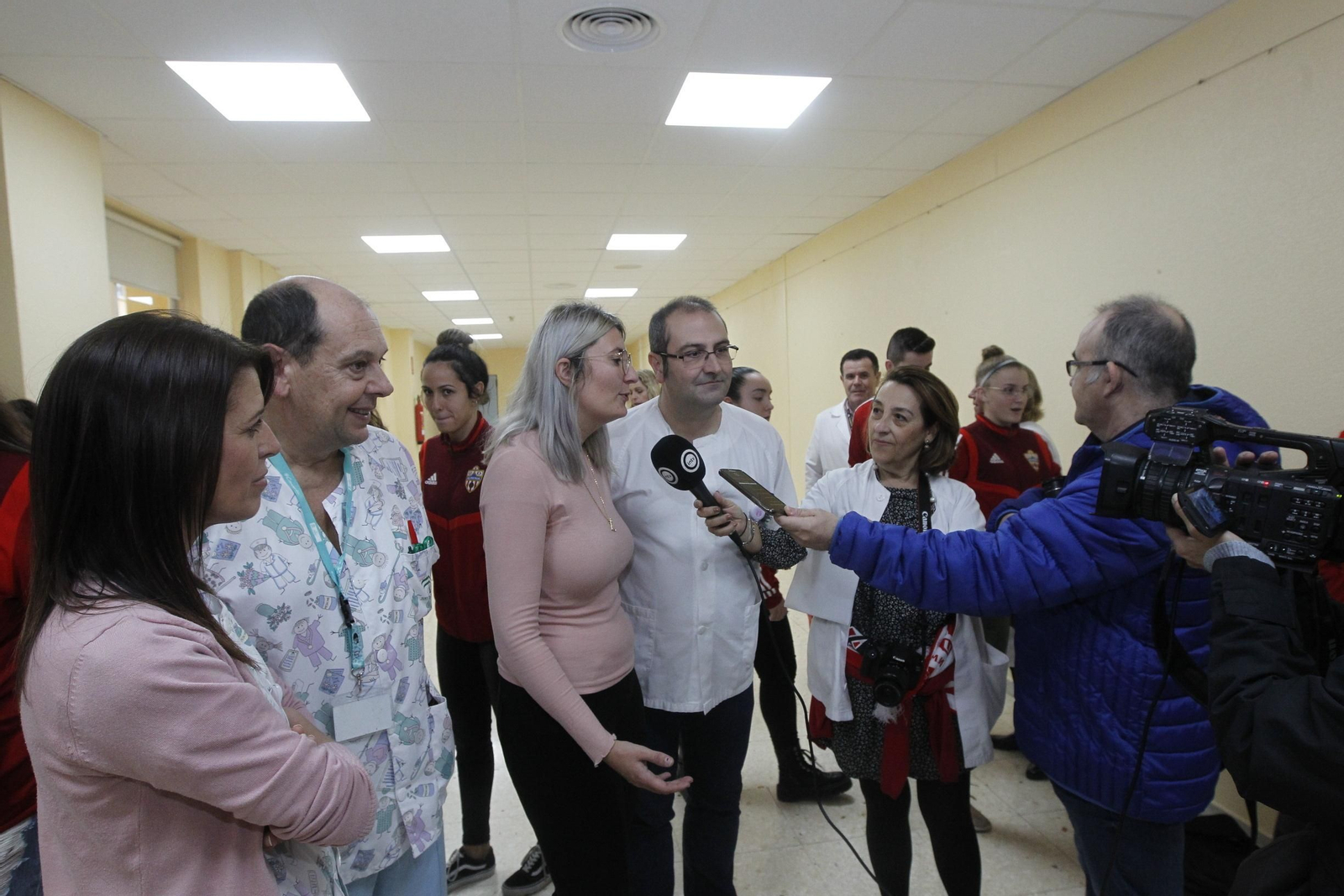 Fotogalería visita jugadores U.D. Almería Hospital Torrecárdenas