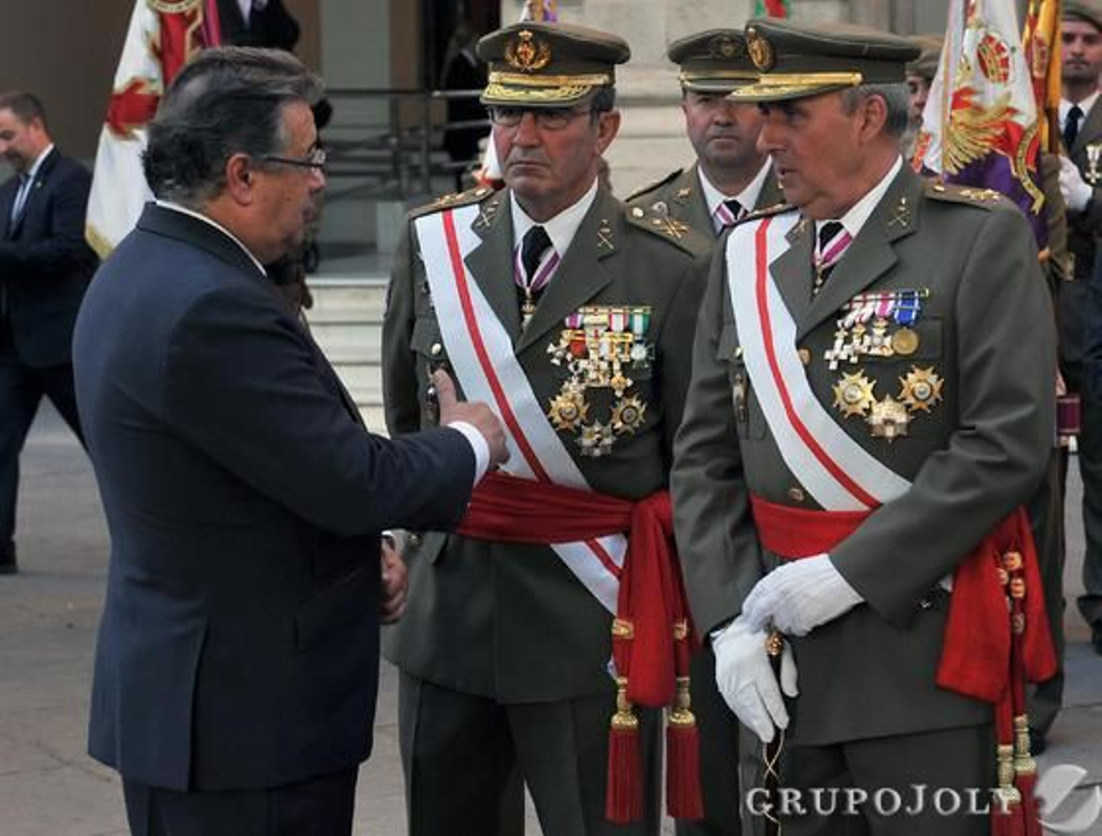 Las imágenes de la jura de bandera y el desfile militar del Día de San Fernando