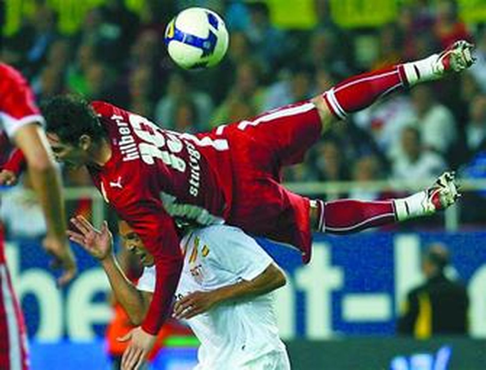 Roberto Hilbert cae encima de Adriano en la disputa de un balón durante el partido de ayer en el Pizjuán.