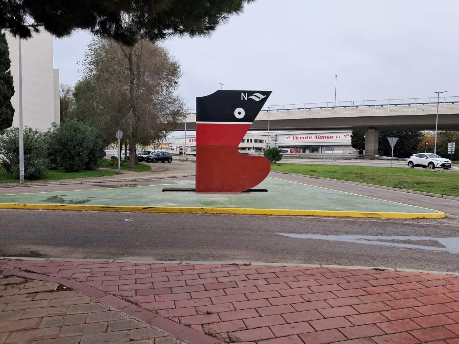 Proa de barco instalada en una rotonda de la calle Proa en el Río San Pedro