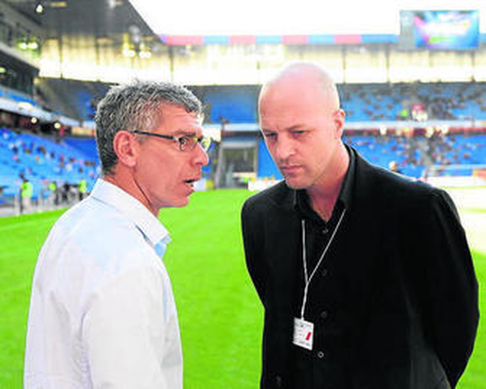 Jordi Cruyff, conversando con su presidente.
