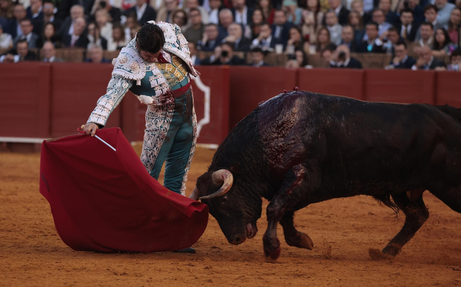 Las imágenes de los toros en Sevilla con Morante de la Puebla, José María Manzanares y Talavante