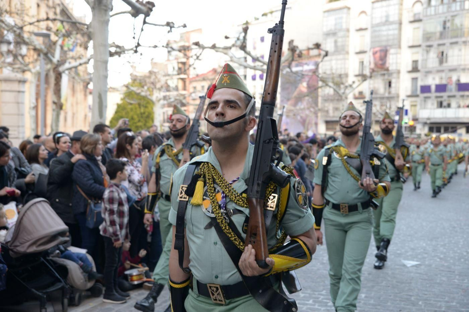 Los legionarios acompañan al Santísimo Cristo de la Buena Muerte por las calles de Jaén.