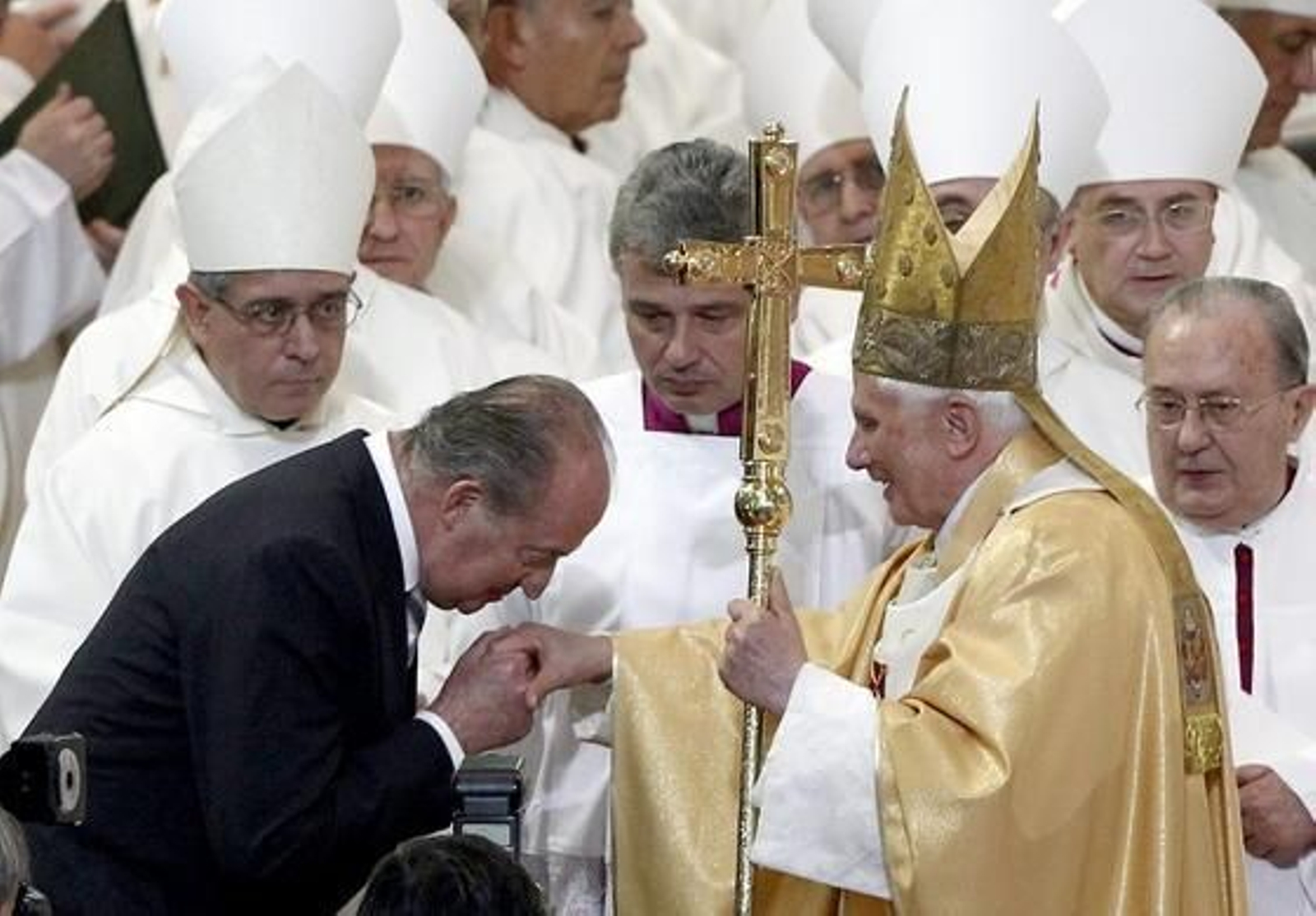 El papa Benedicto XVI bendice la Sagrada Familia de Barcelona y celebra una multitudinaria misa en su interior. 

Foto: EFE