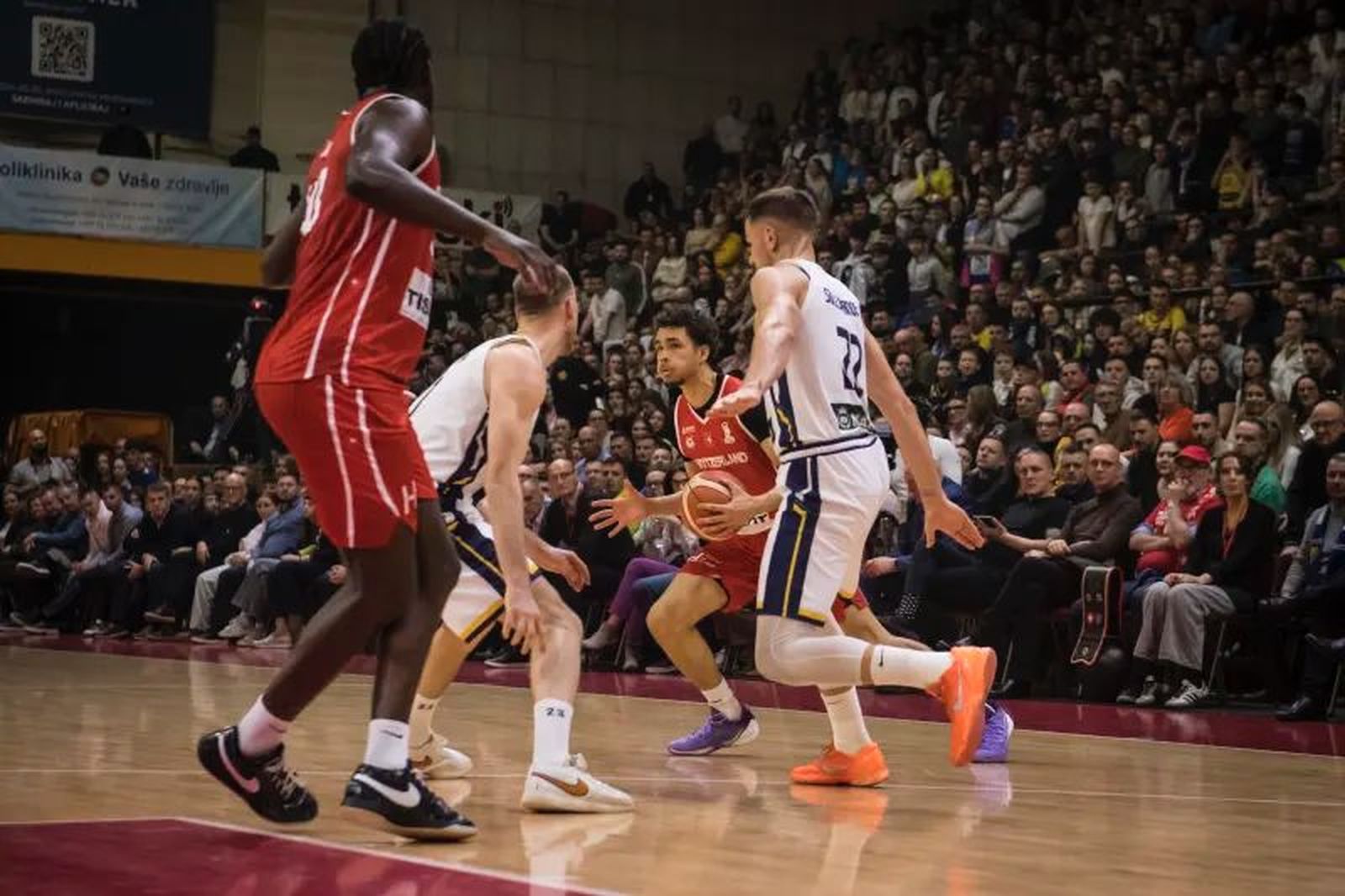 Bosnia gana a Suiza con Emir Sulejmanovic rozando el doble doble