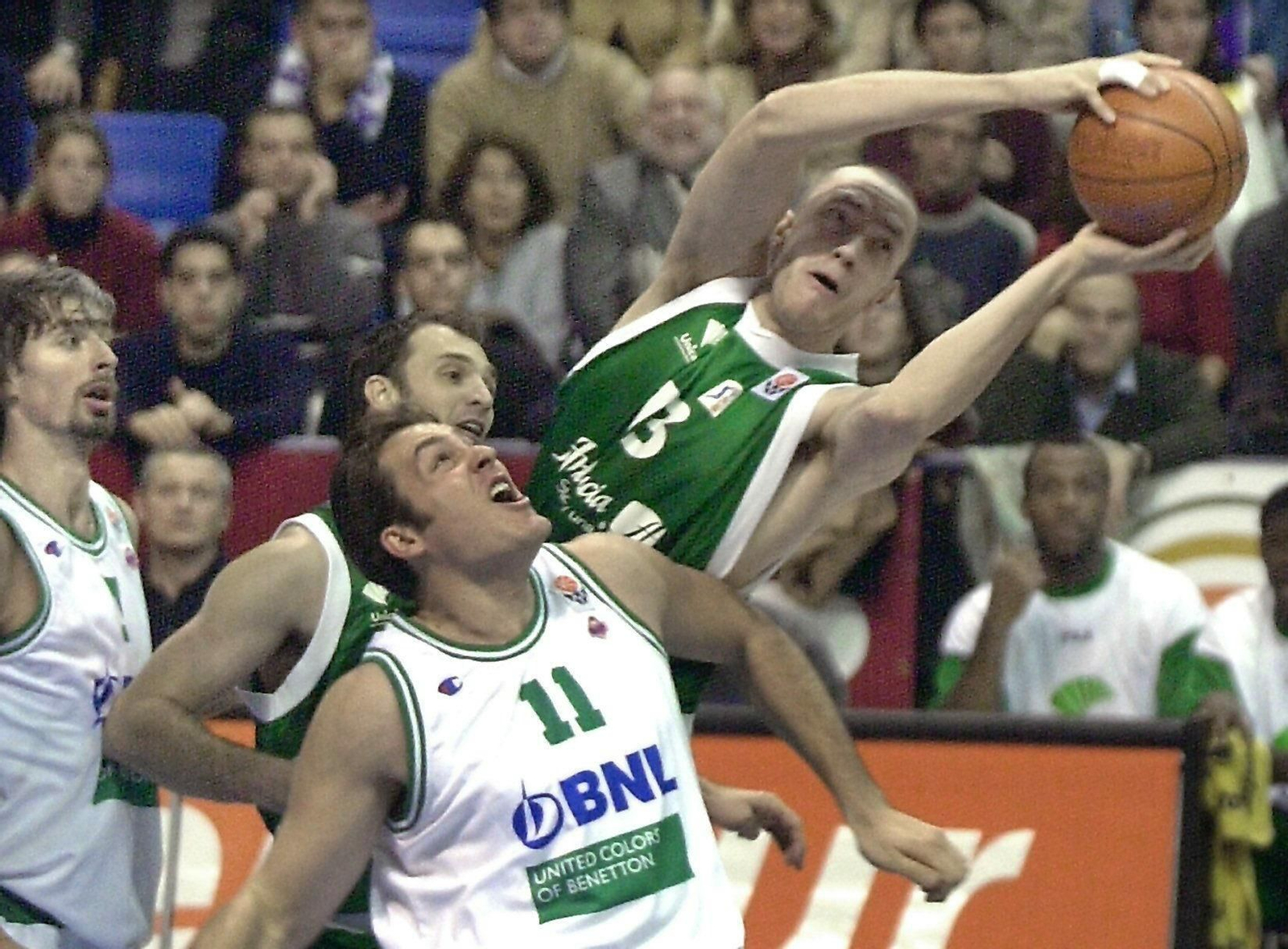 Weis captura un rebote.