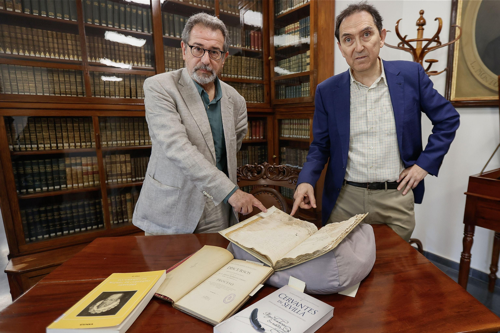 Los profesores Solís y Montero, con el manuscrito que recoge la firma de Miguel de Cervantes. Los profesores Solís y Montero, con el manuscrito que recoge la firma de Miguel de Cervantes.