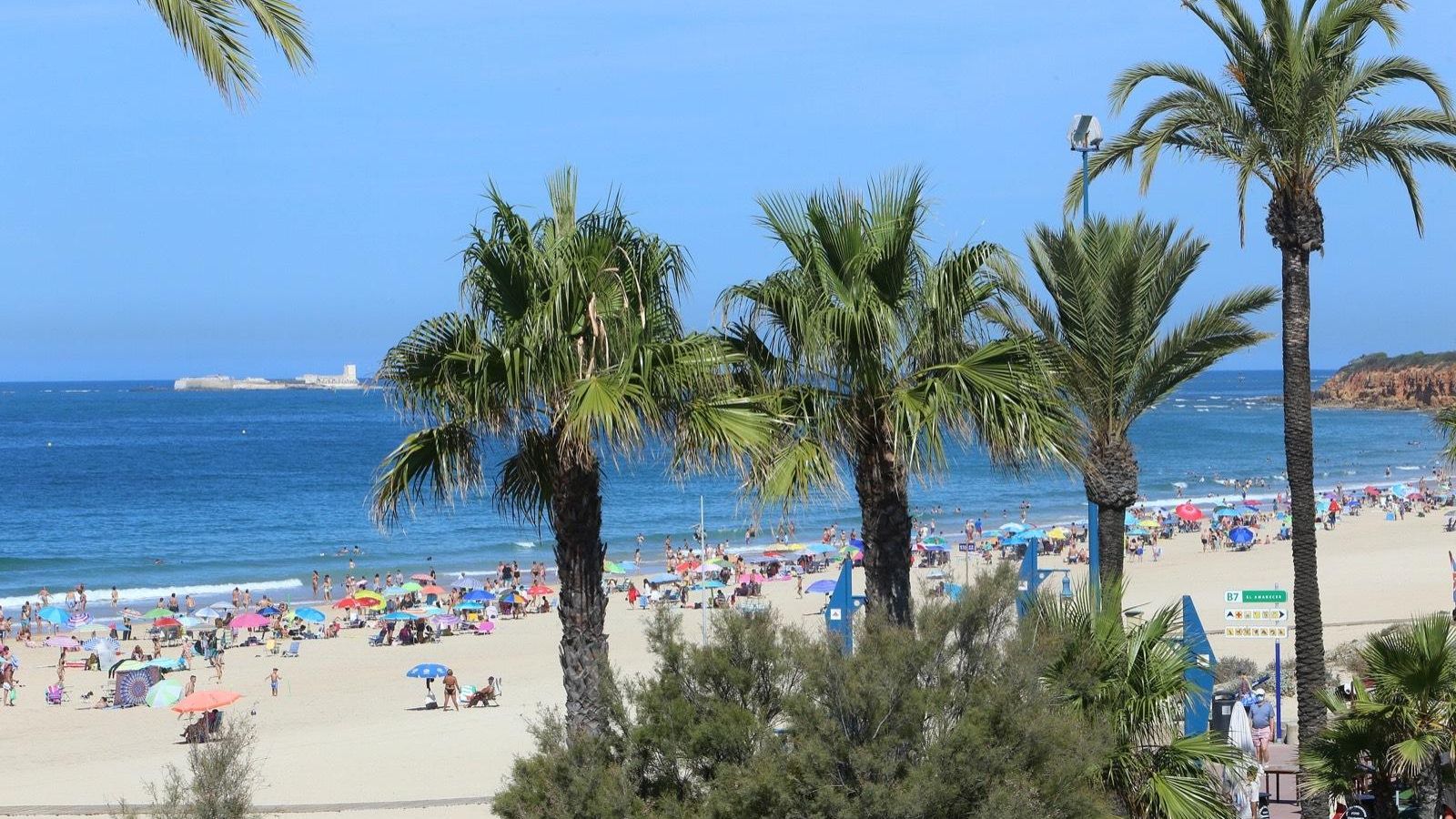 Vistas del Castillo de Sancti Petri desde la playa de La Barrosa