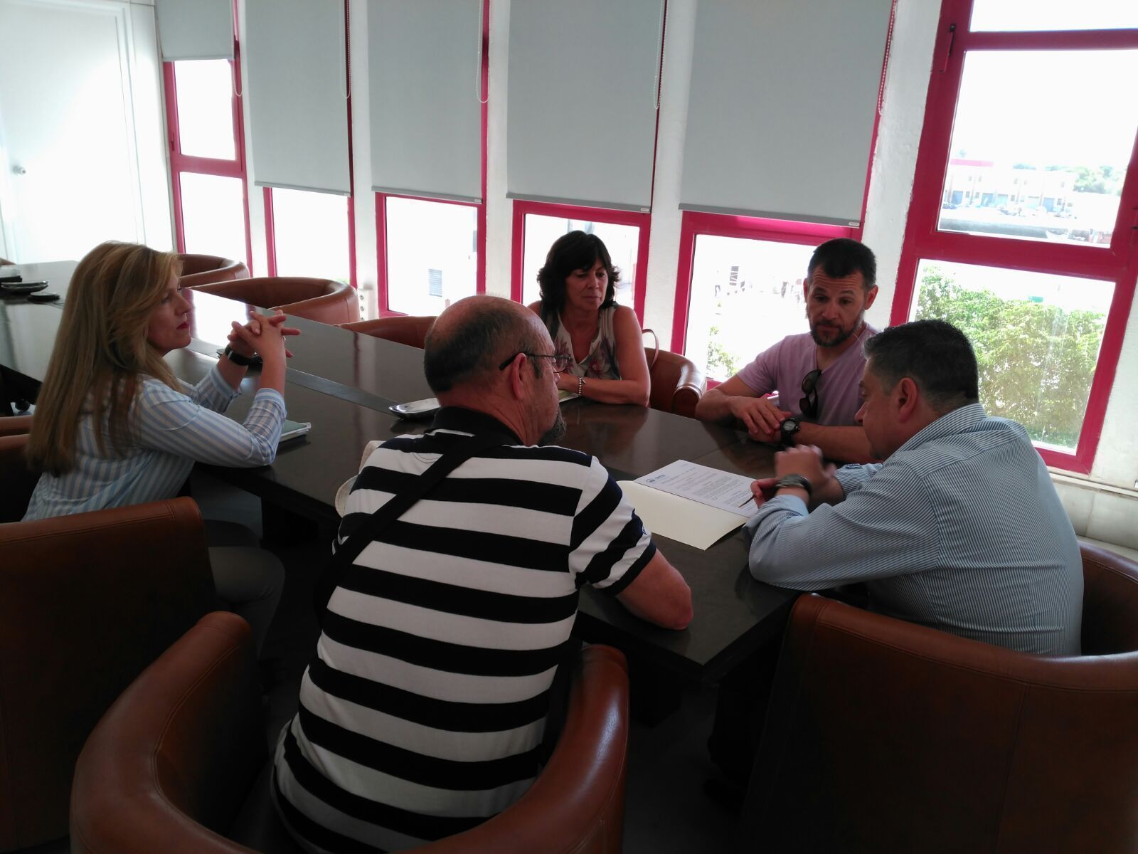 Los vecinos, reunidos con las ediles Matilde Roselló y Carmen Ojeda y el gerente de Apemsa.