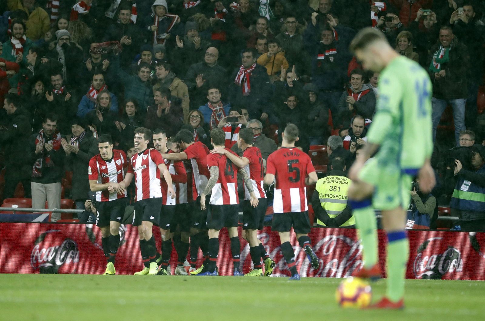 Loren, con los jugadores del Athletic celebrando un tanto de fondo.