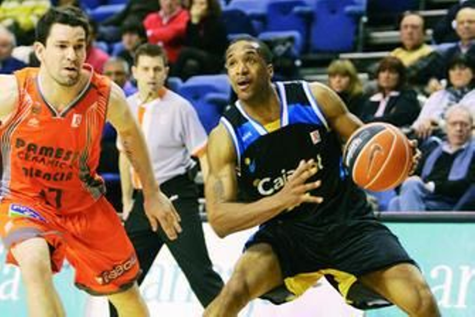 Tucker entra a canasta perseguido por Rafa Martínez, el sábado en la Fonteta.