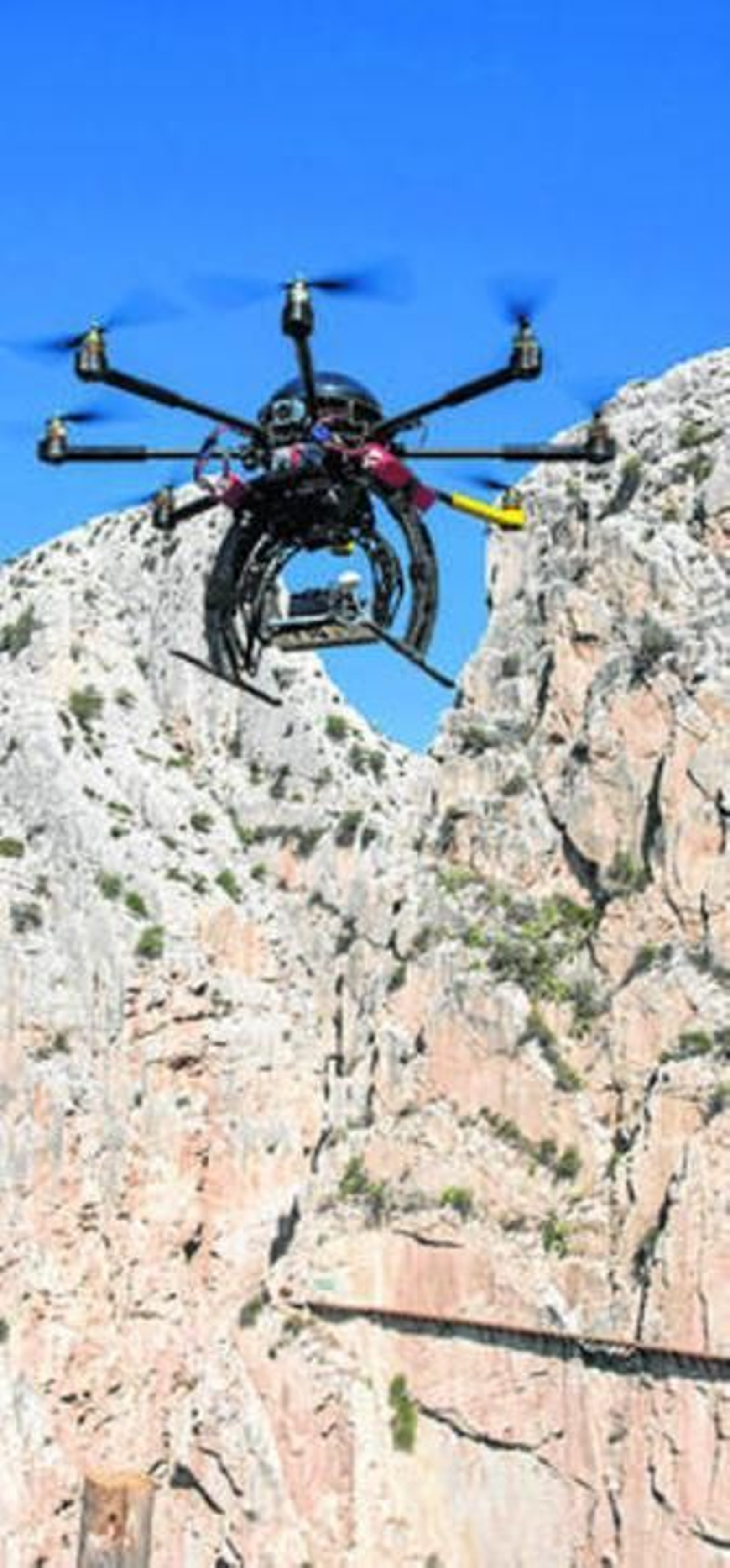 1. El dron en un momento del vuelo frente a la garganta de El Chorro a varias decenas de metros de altura. 2. Ramón Martínez, directivo de la empresa ATyges, pone en marcha el dron. 3. Varios operarios de Sando sobre parte de la nueva pasarela que se está construyendo. 4, 5, 6, y 7. Todas estas imágenes fueron tomadas en pleno vuelo por el avión no tripulado. En ellas se puede ver la pasarela sobre el túnel del tren, la garganta o el agua que hay en el fondo.