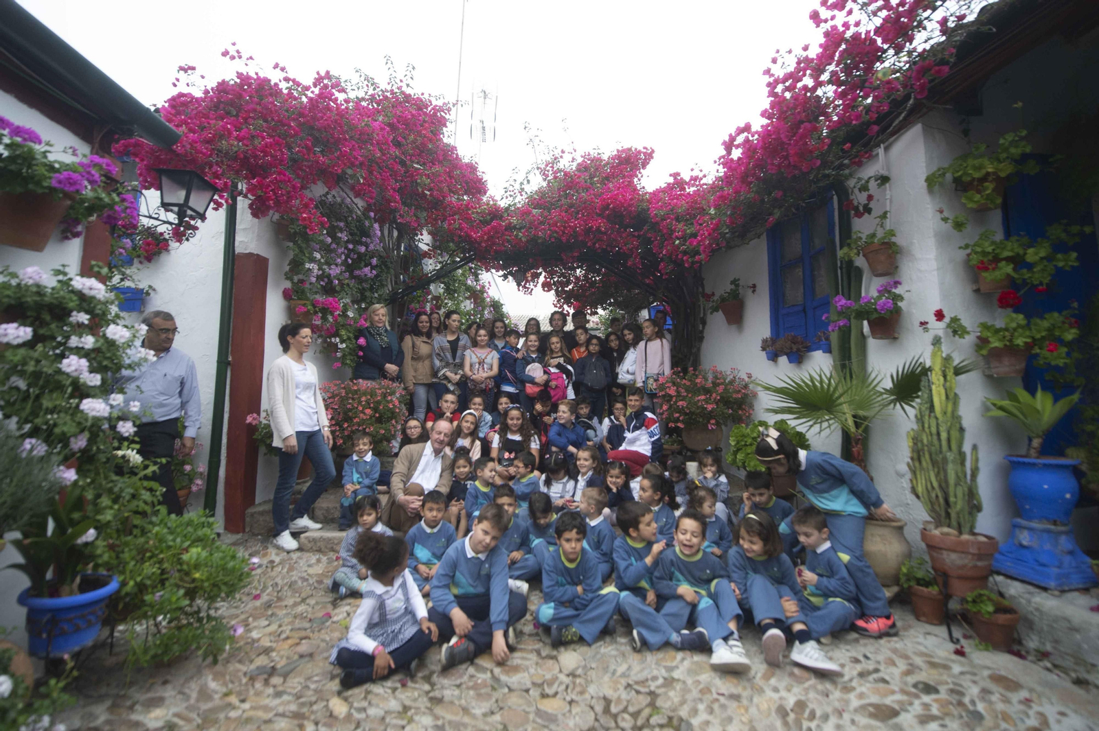Un grupo de escolares en el patio de San Juan de Palomares, 11. Un grupo de escolares en el patio de San Juan de Palomares, 11.