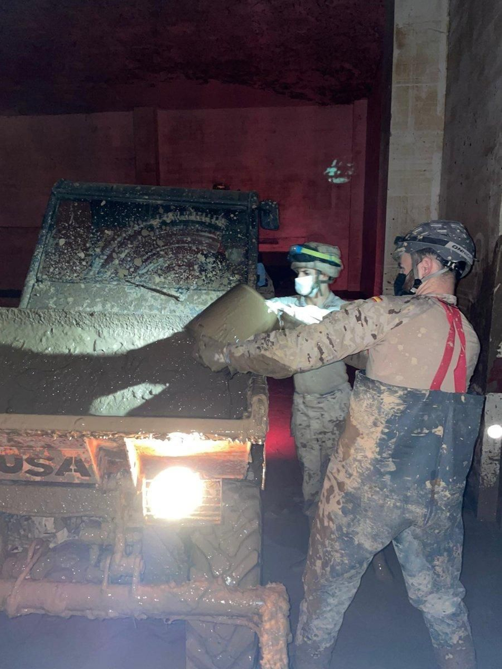 El trabajo incansable de los militares gaditanos en Valencia