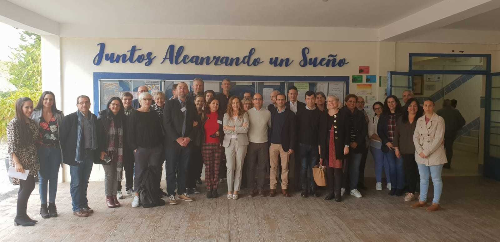 Un momento de la visita de los directores de centros educativos de Dinamarca al colegio de La Algaida.