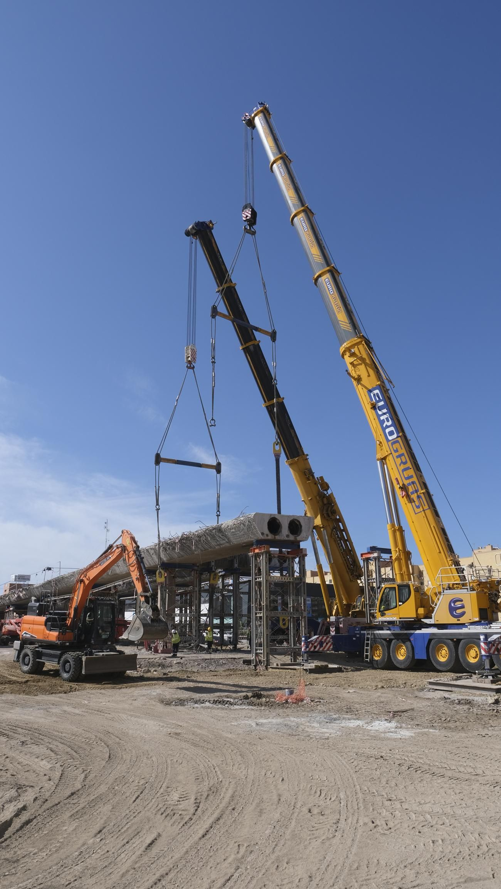 El Puente de la Avenida del Mediterráneo en su última fase de desmantelamiento, en imágenes