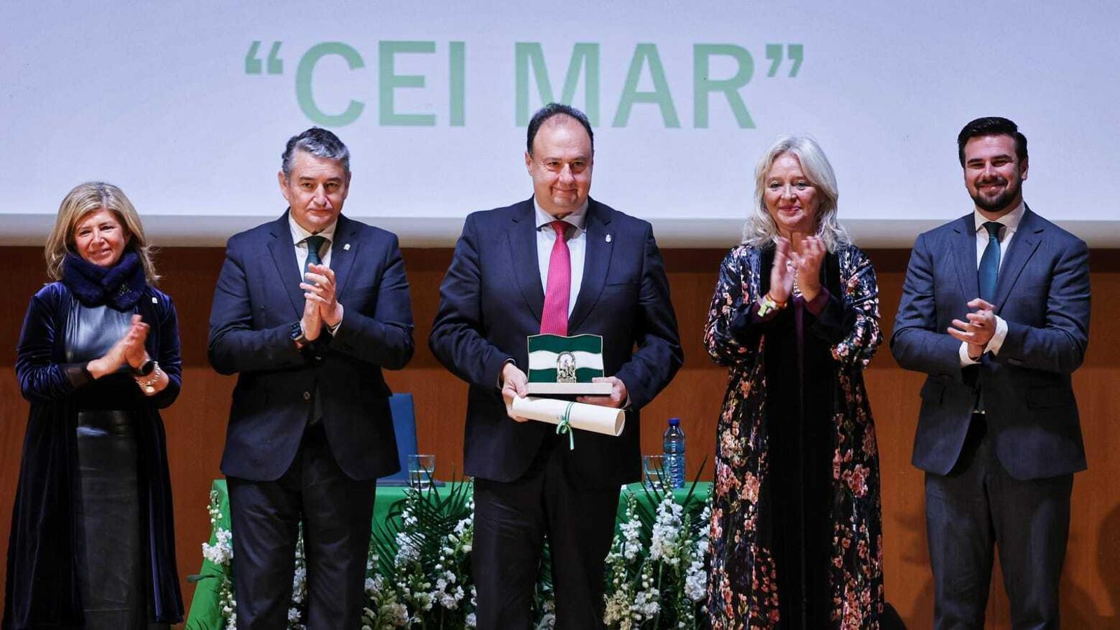 El rector, Casimiro Mantell, con la Bandera de Andalucía al CEI-Mar.