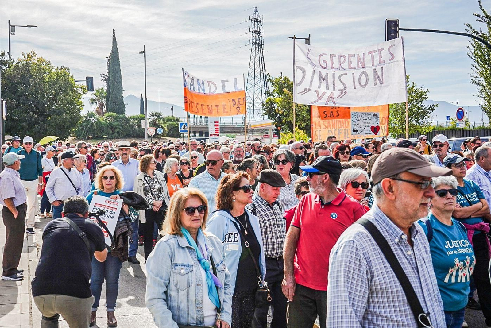 Todas las imágenes de la multitudinaria manifestación por la sanidad pública "digna y de calidad" en Granada