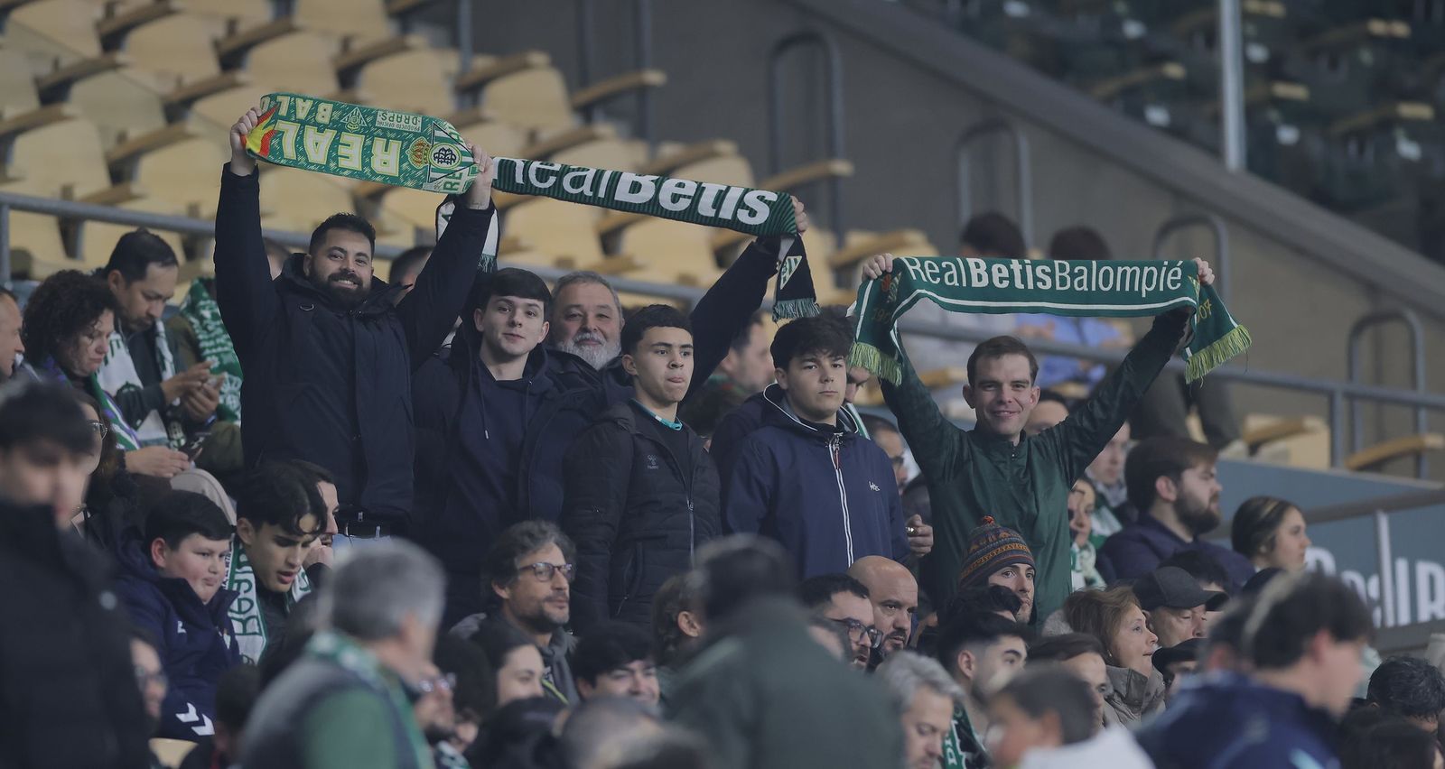 Búscate en las fotos del Betis - Elche