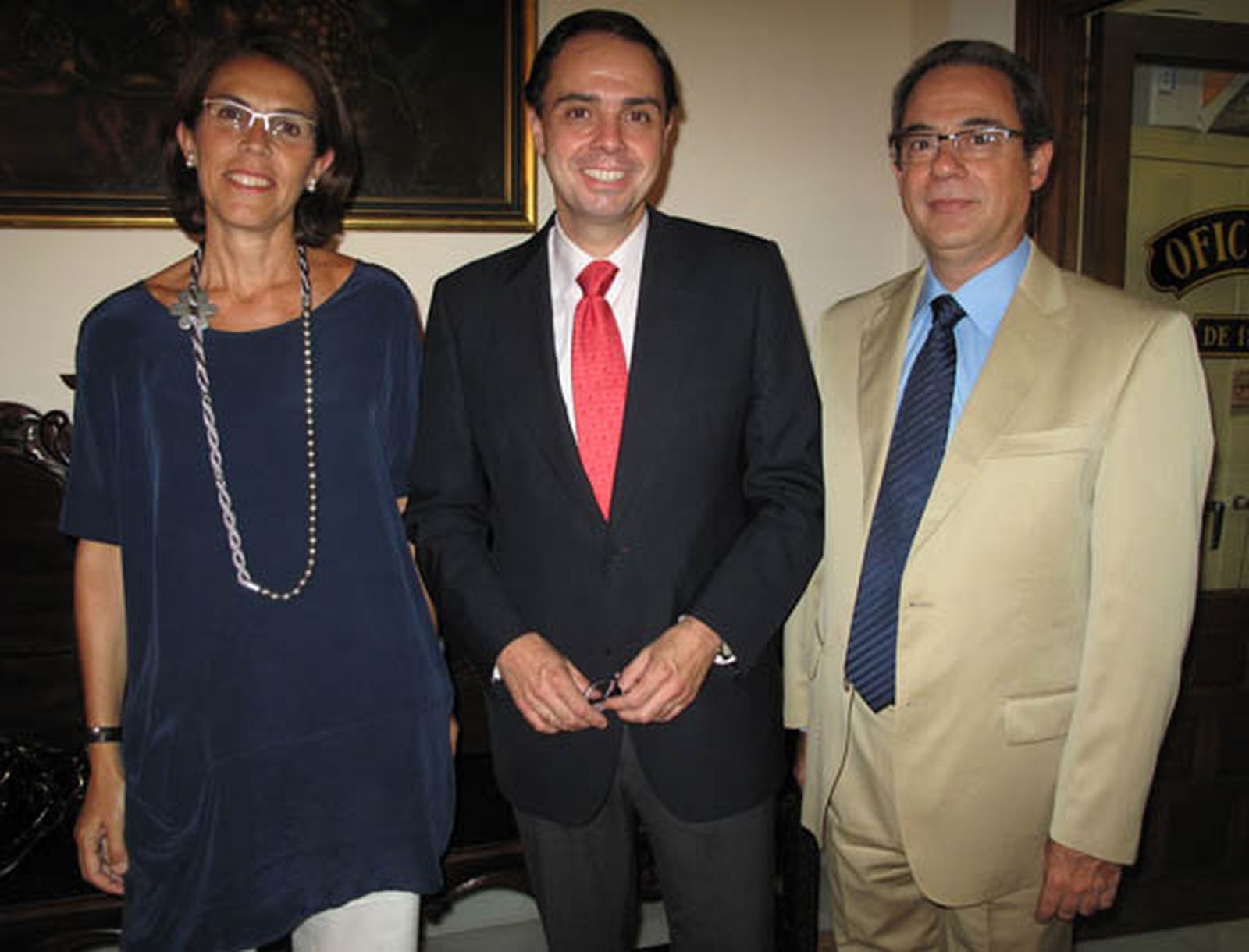 Gloria García Alcolea (secretaria), Carlos García Campuzano(tesorero) y Julio Navarro (oficial mayor gerente), del Colegio Notarial andaluz.

Foto: Victoria Ramírez