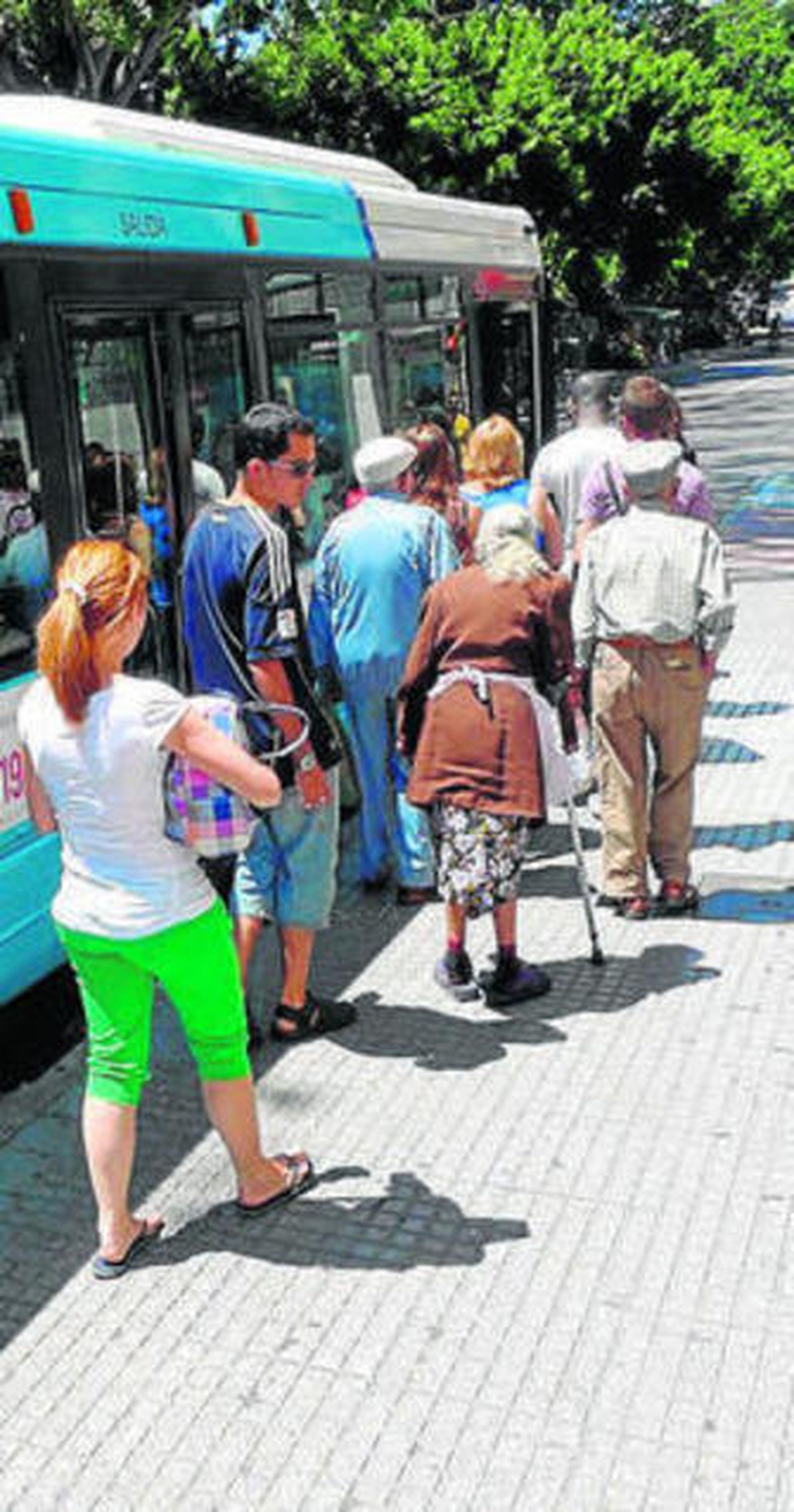 Pasajeros suben a un autobús.