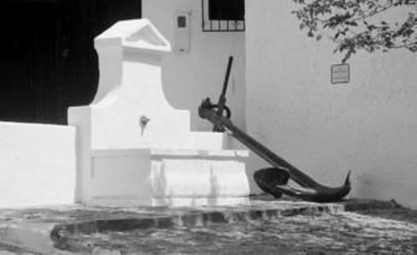 El ancla junto a una de las fuentes del municipio alpujarreño.