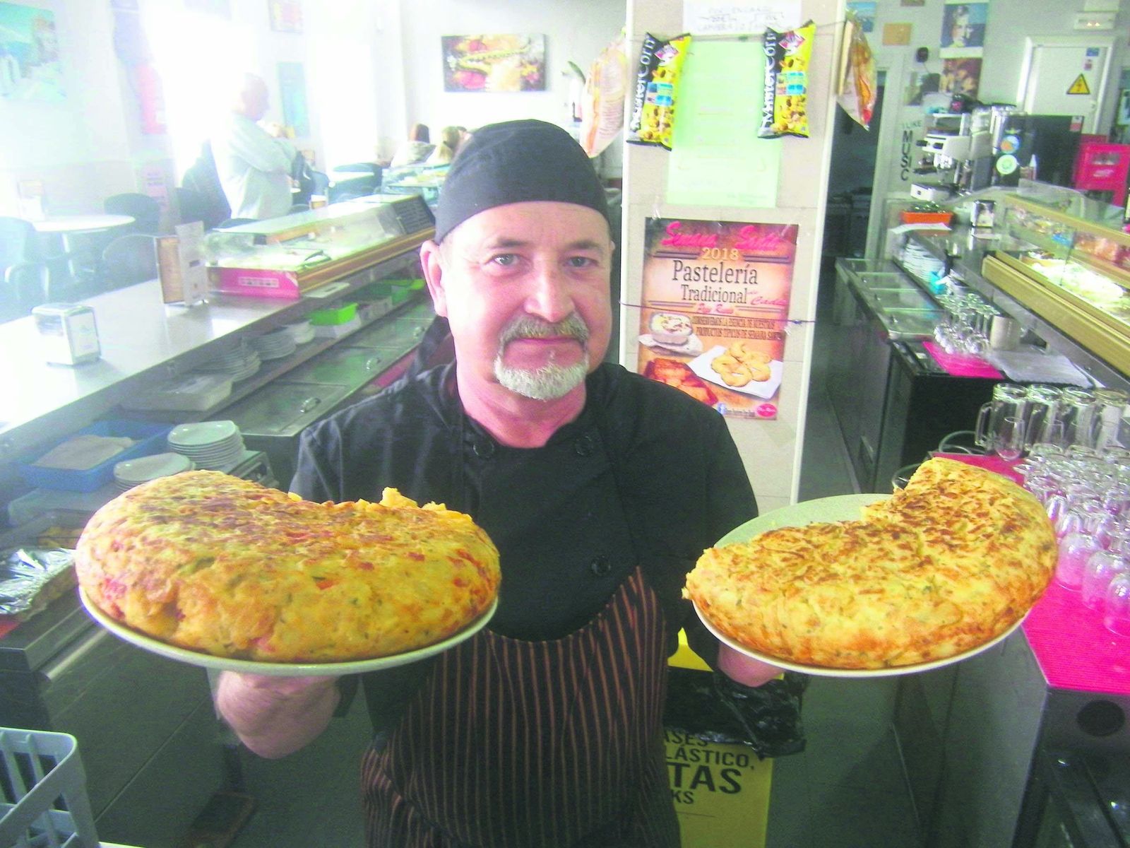El cocinero Manuel Agreda, con los tortillones del bar Alver, mixto con chorizo y el tradicional de solo con patatas.