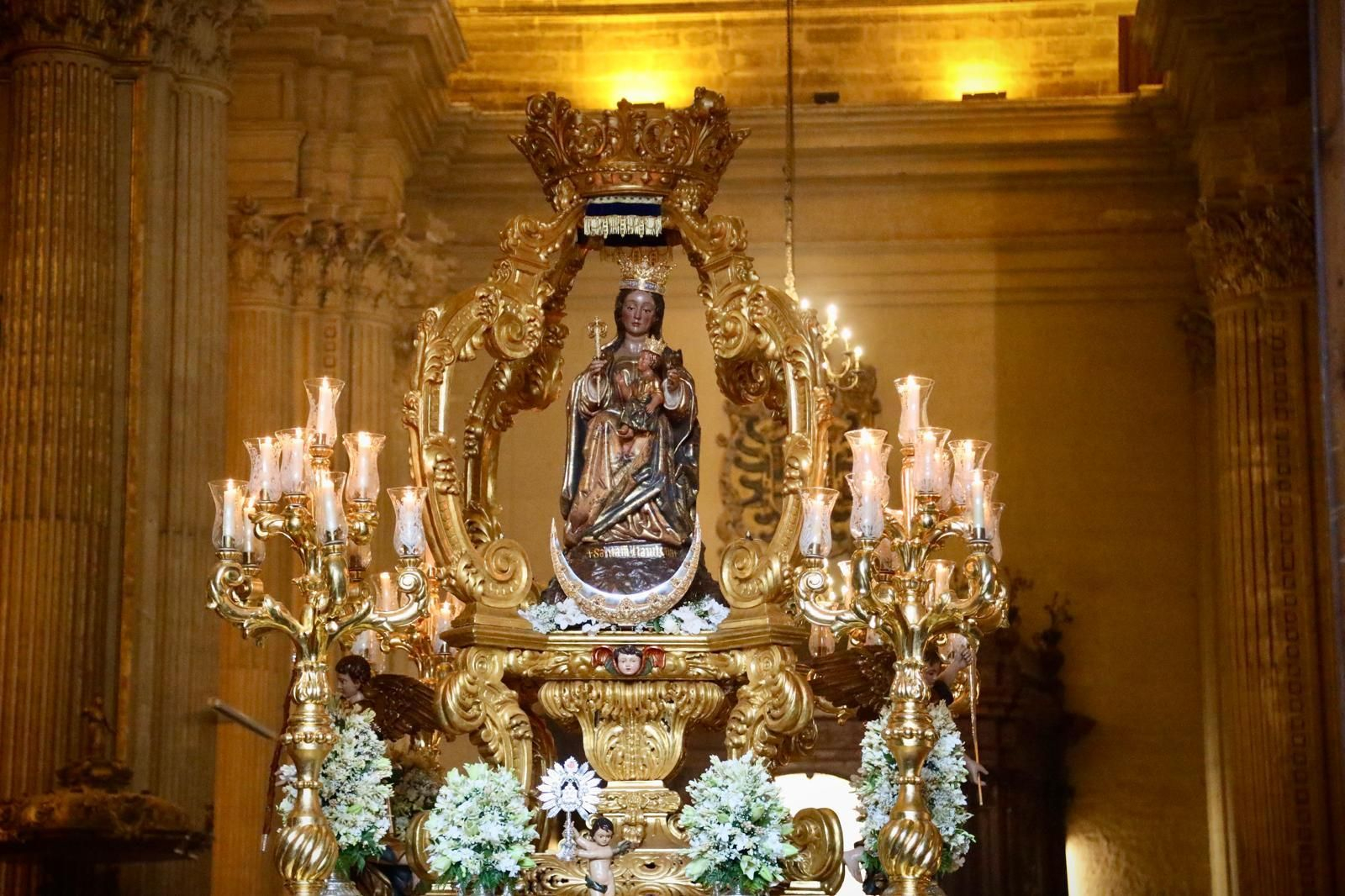 La procesión de la Virgen de la Victoria de Málaga, en imágenes