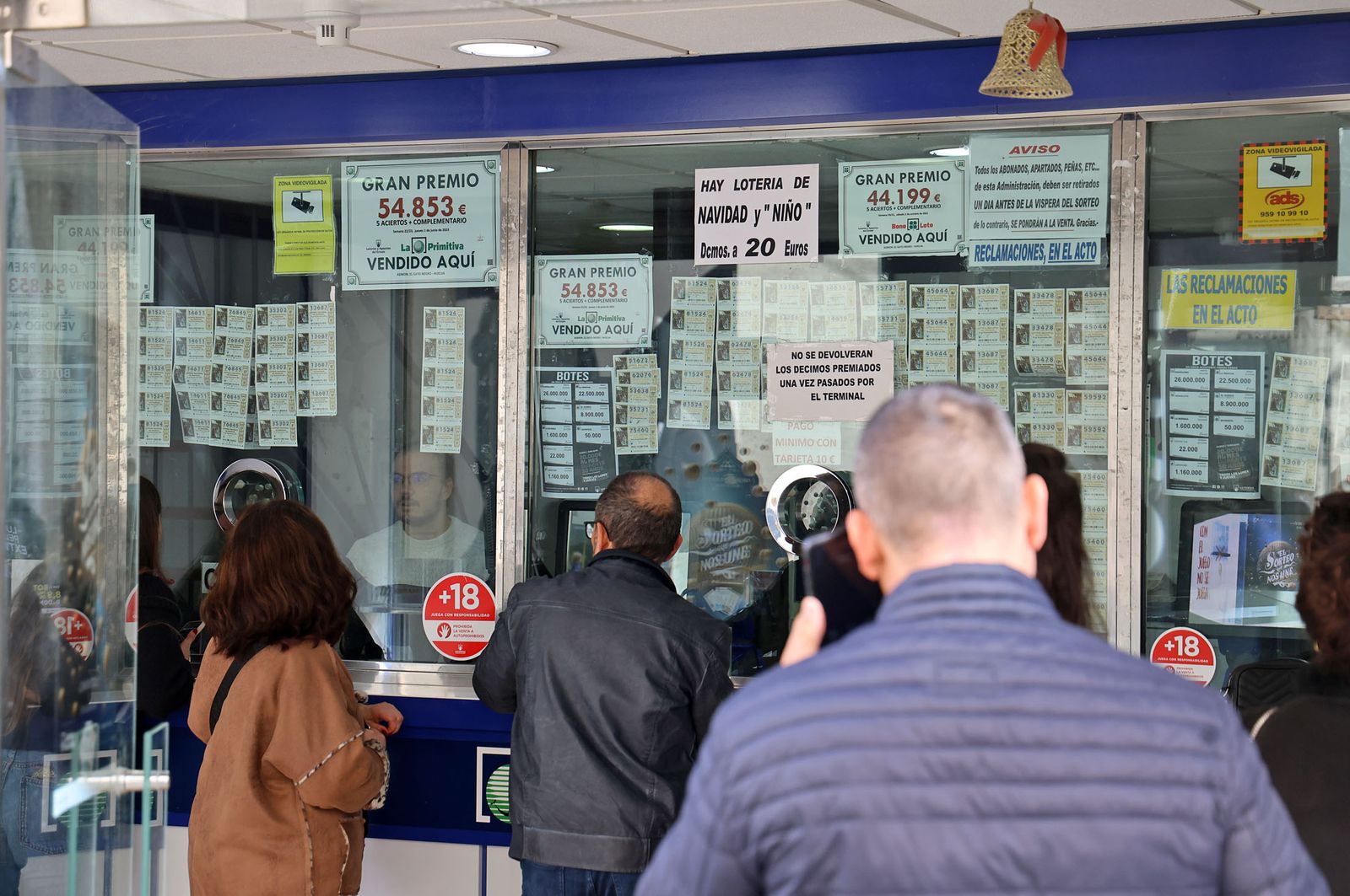 Imágenes del último día de venta de décimos de Navidad en Huelva