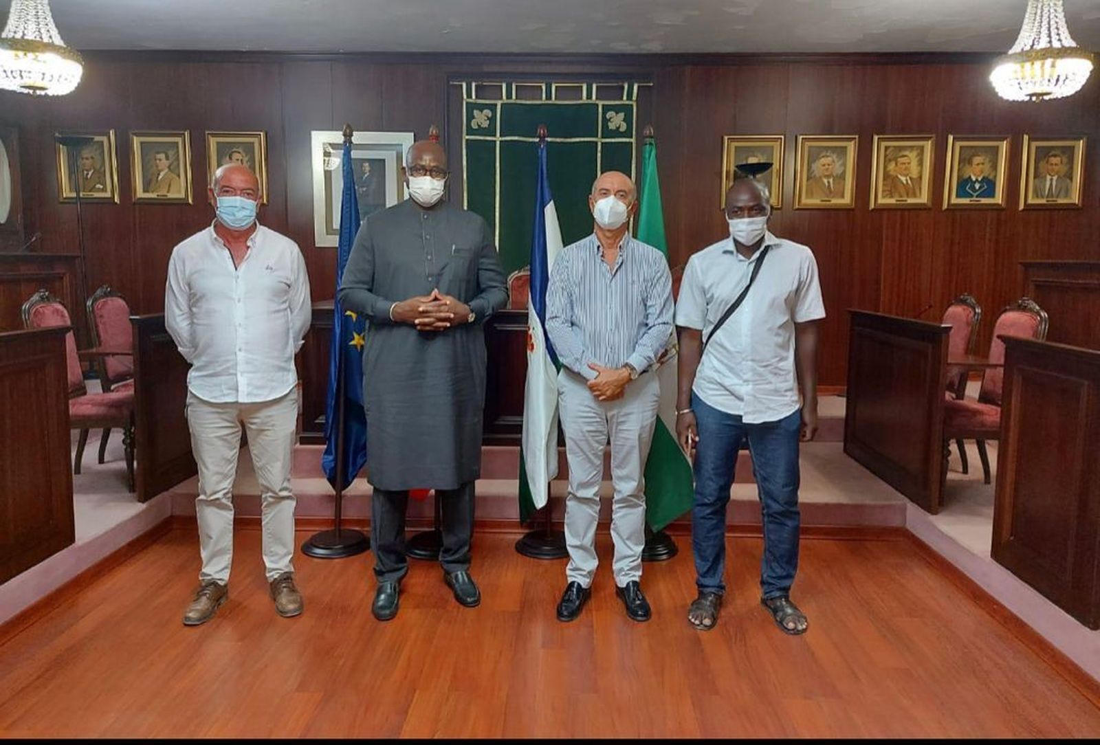 El ministro de Ganadería y Producción Animal de Senegal, Aly Saleh Diop, junto al alcalde de Lepe, Juan Manuel González, y el teniente de alcalde delegado de Agricultura y Pesca, Julián Rodríguez