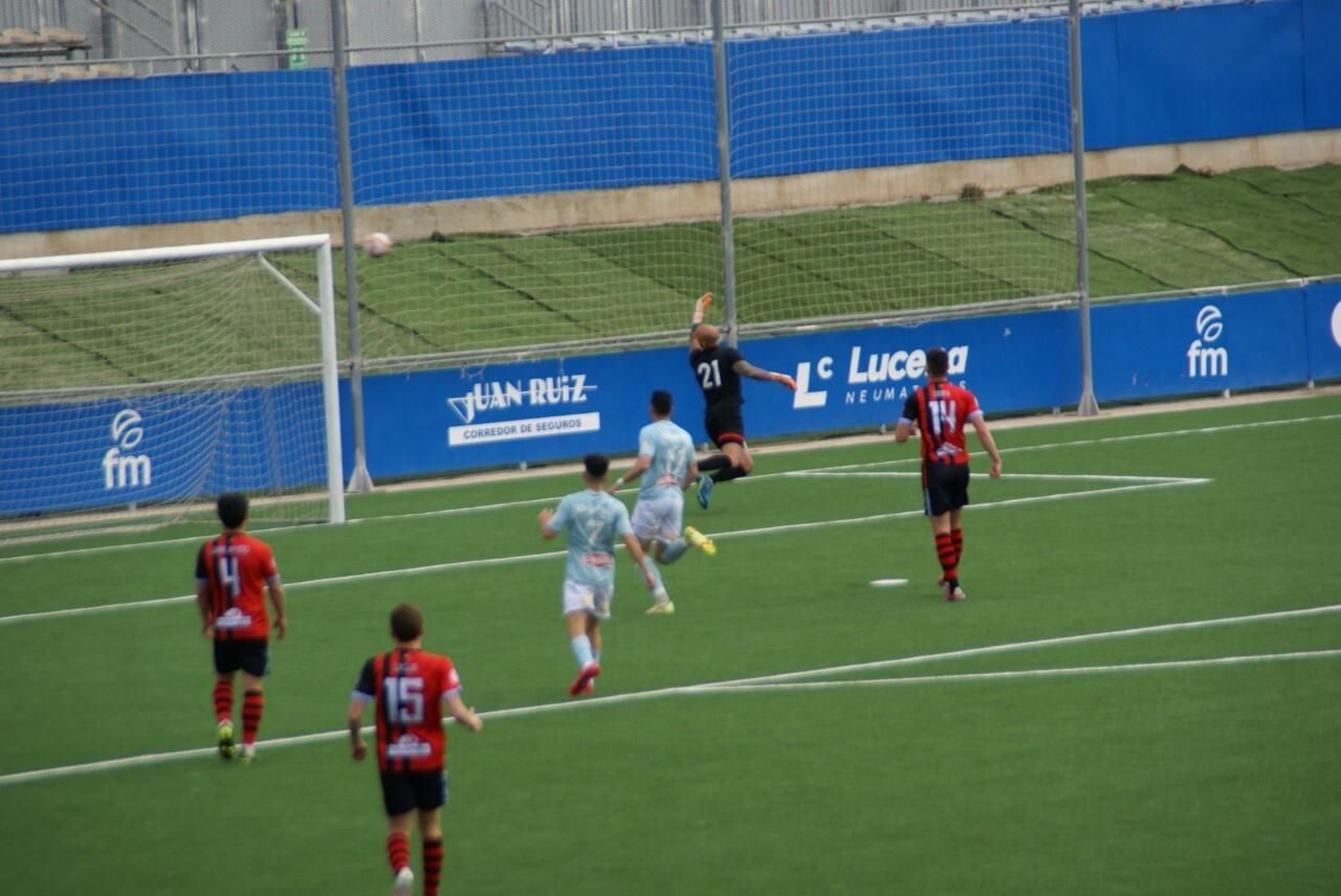 Un ataque del Ciudad de Lucena sobre la portería del Cartaya.