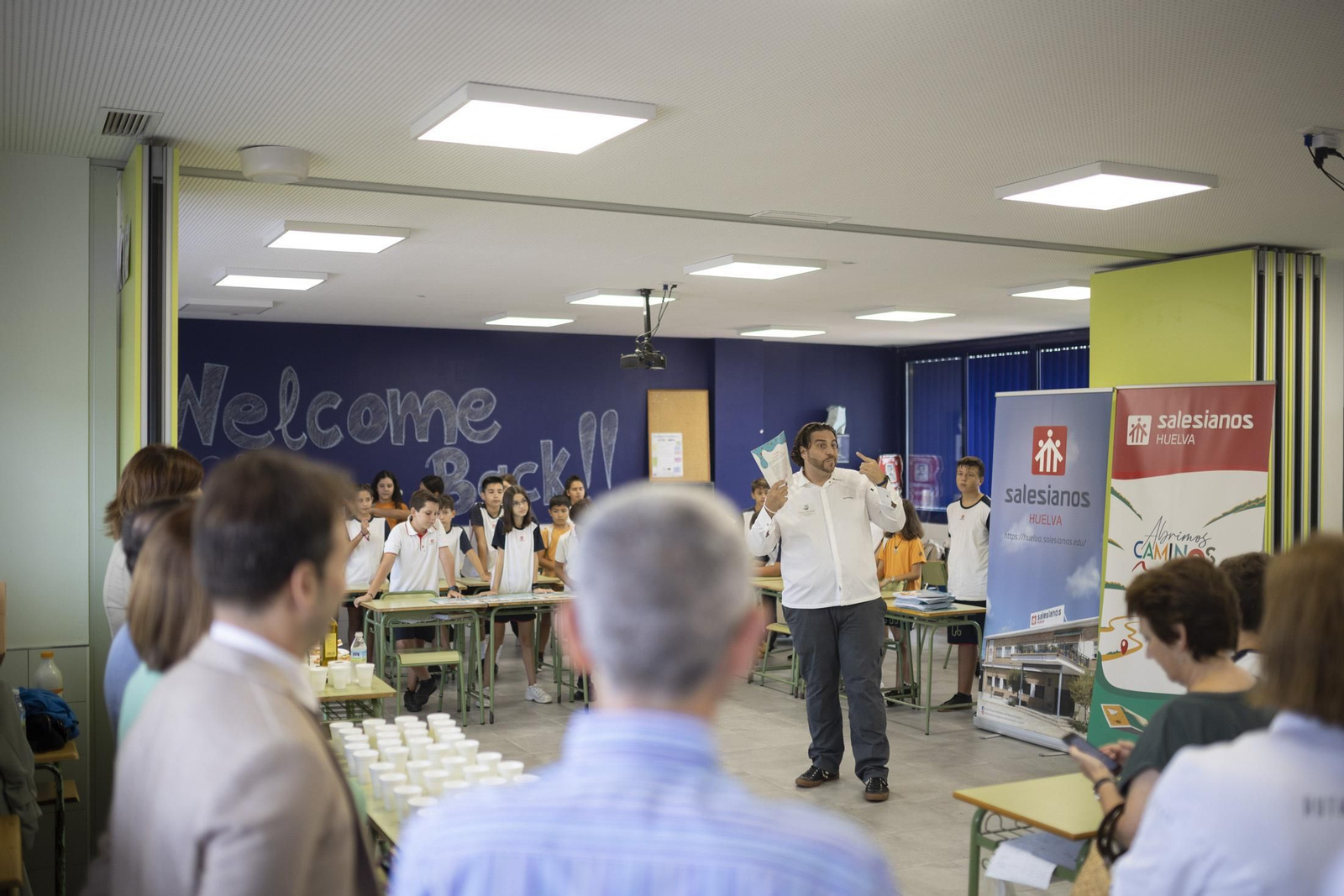 Imágenes del desayuno en el colegio Salesianos en el marco del proyecto de la Fundación Prenauta por el chef  Xanty Elías