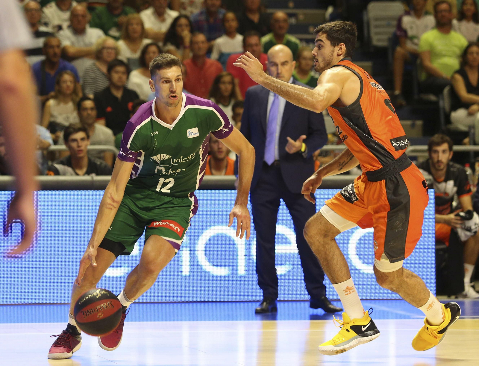 Dragan Milosavljevic intenta zafarse de Alberto Abalde.