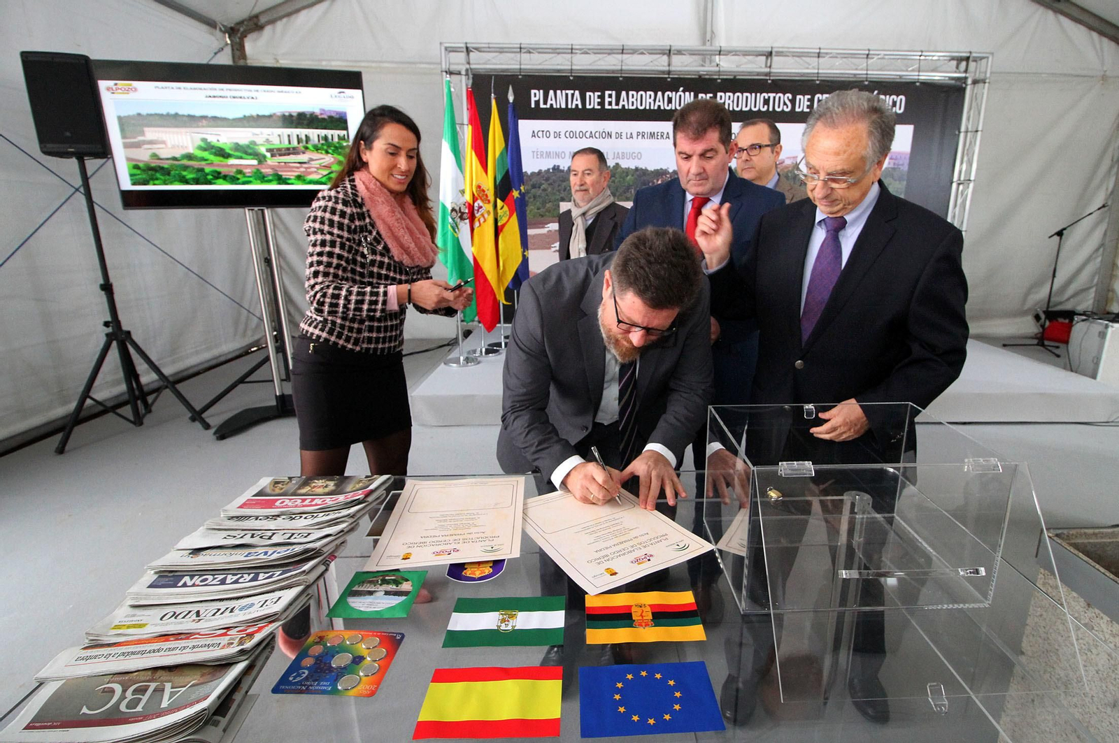 Imágenes de la colocación de la primera piedra de la planta de ElPozo en Jabugo.