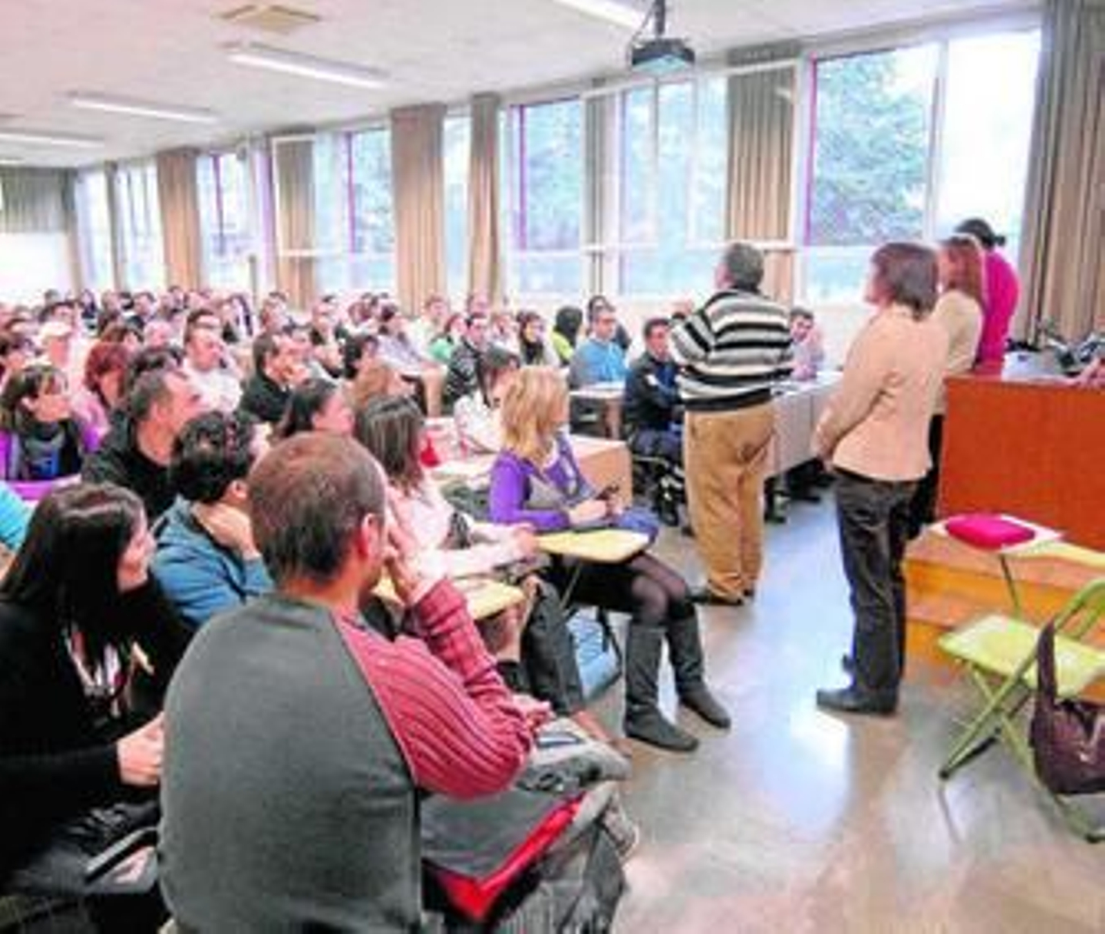 Un grupo de profesores imparten un seminario de Lengua Extranjera en Filosofía y Letras.