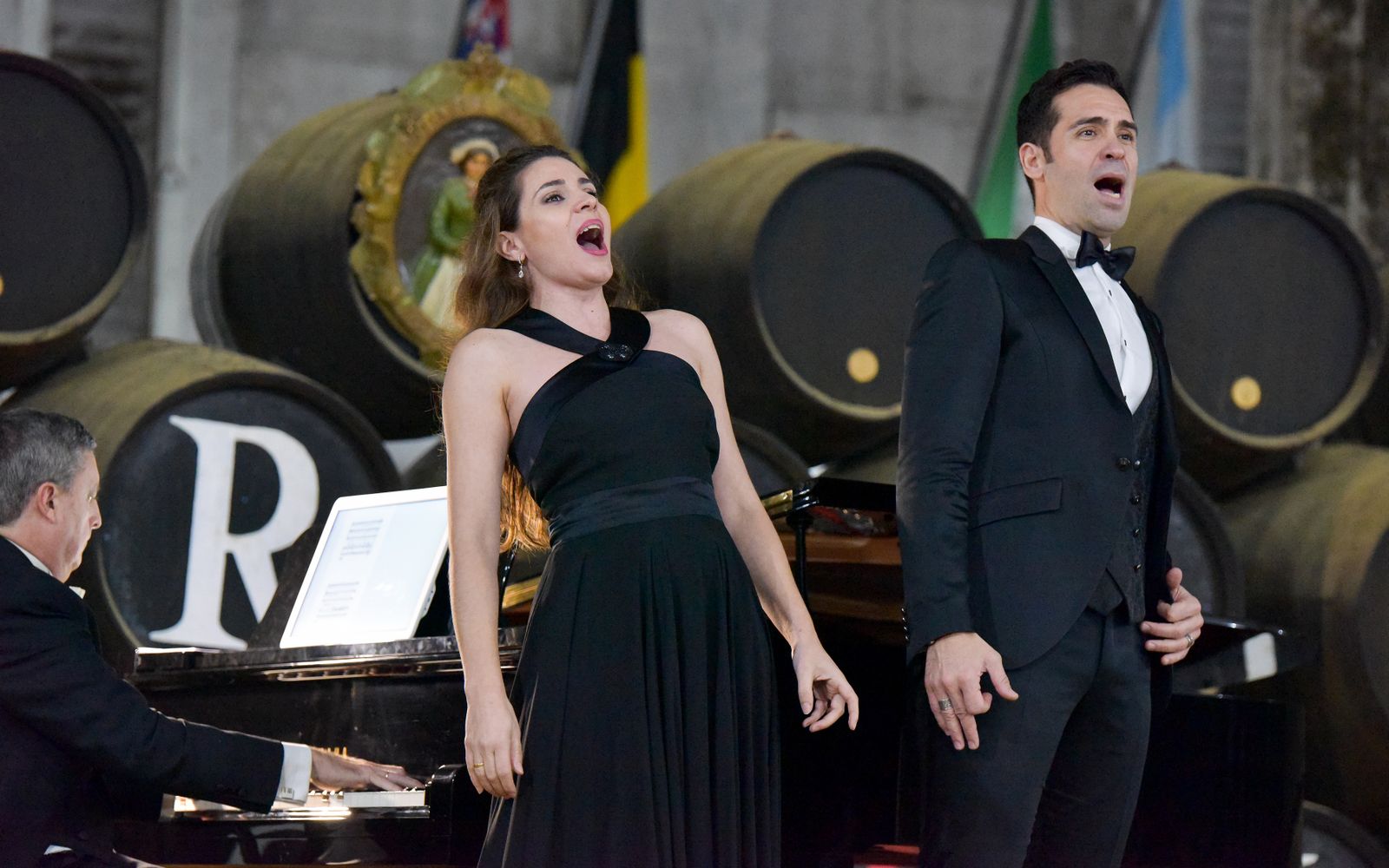 Hortas, Puértolas y Jordi durante la interpretación de uno de los temas de la noche en la sala Gran Duque de Alba de las bodegas Williams&Humbert.